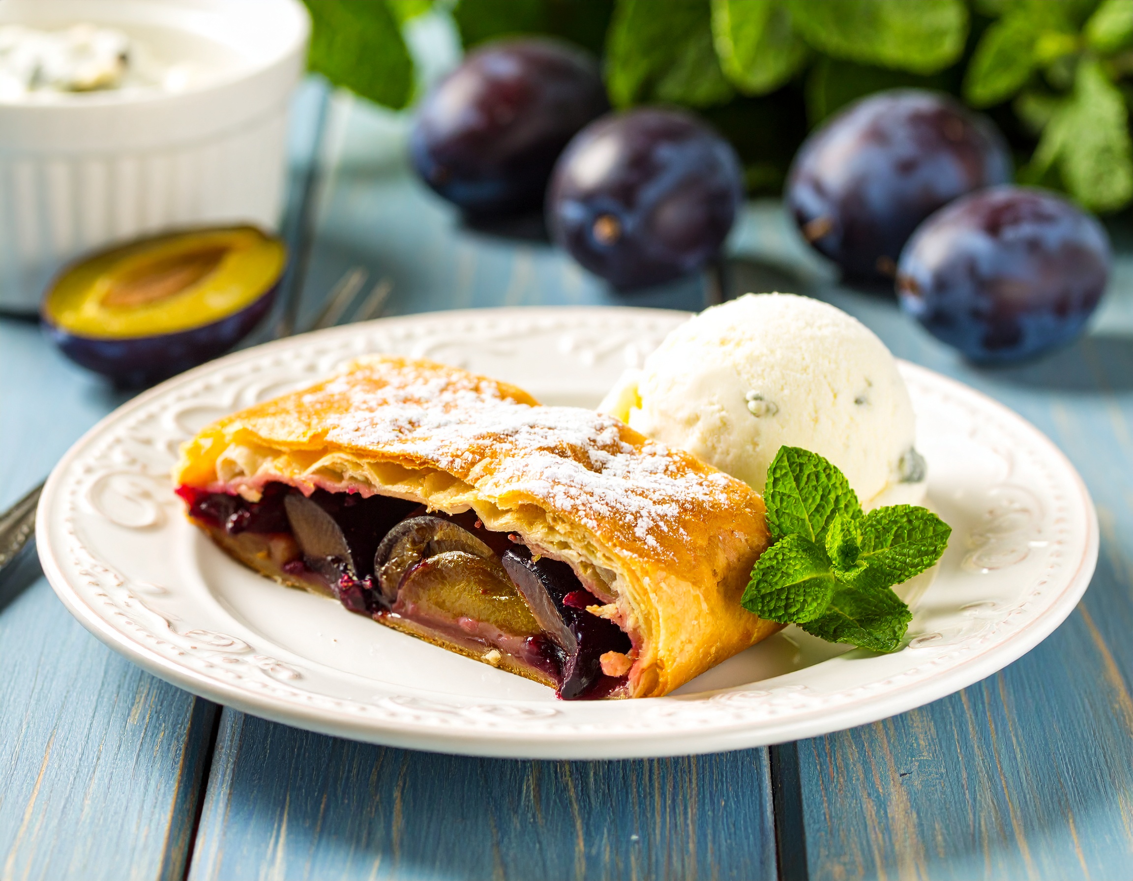 Teller mit Zwetschgenstrudel und Gorgonzola-Parfait Teller mit Zwetschgenstrudel und Gorgonzola-Parfait
