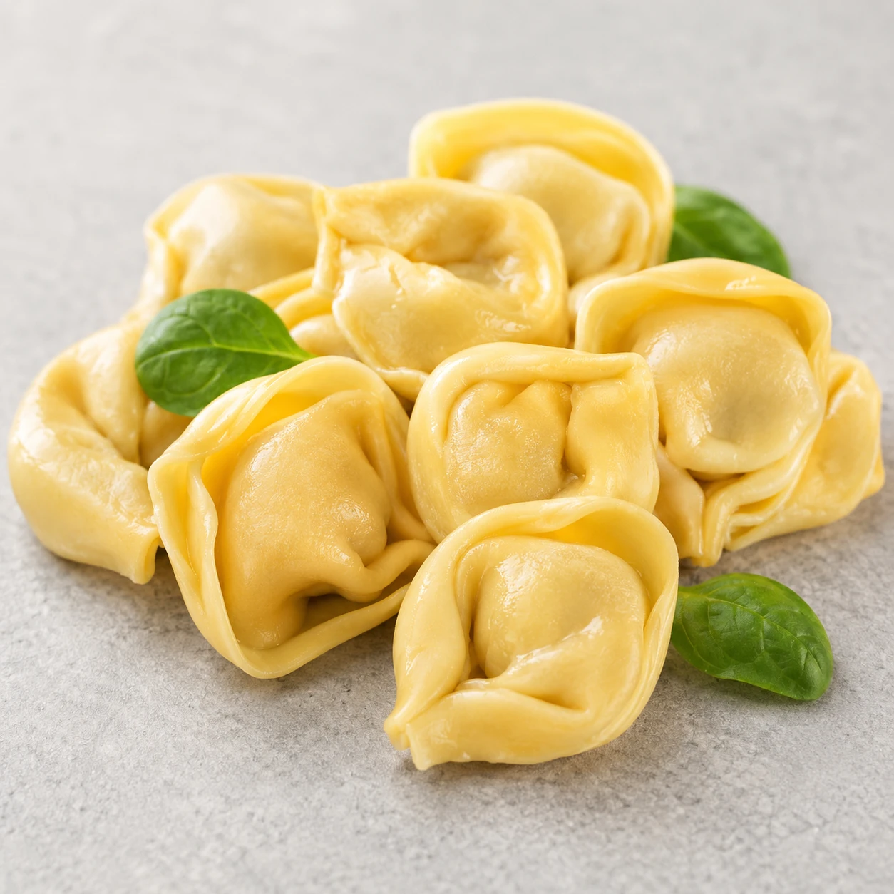 Tortellini Ein Stapel Tortellini-Nudeln