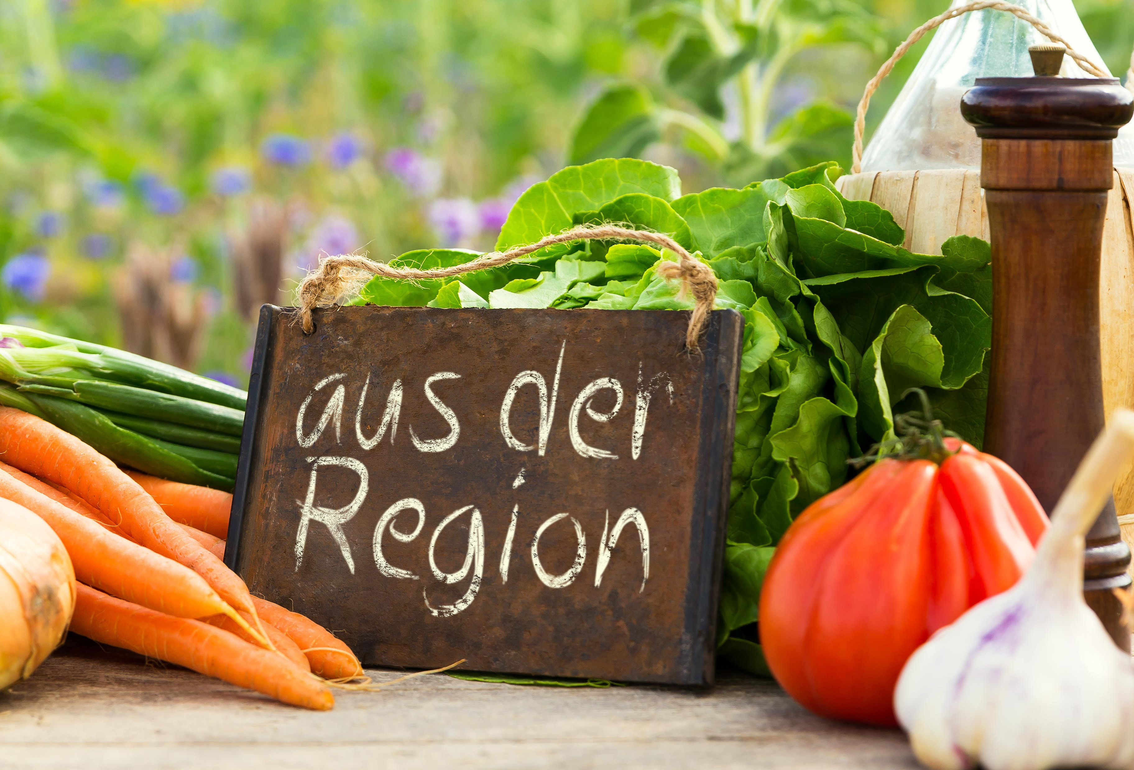 Regional Eine Gruppe von Kürbissen und eine Flasche Öl.