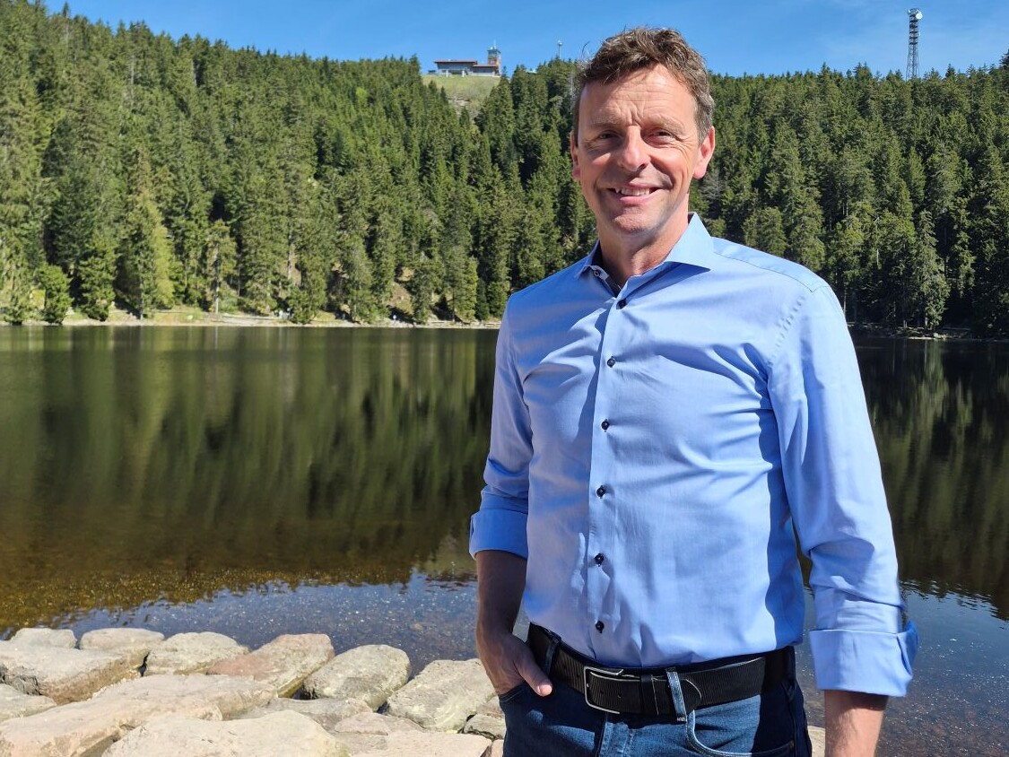 mehr Schwarzwald als am Mummelsee geht nicht. Das spürt man nicht nur im großen Souvenirshop, auch in der Landschaft, im sagenumwobenen See und im urigen Berghotel. Kuckucksuhren, Schwarzwälder Kirschtorte und Nadelbäume, soweit das Auge reicht – mehr Schwarzwald als am Mummelsee geht nicht. Das spürt man nicht nur im großen Souvenirshop, auch in der Landschaft, im sagenumwobenen See und im urigen Berghotel.
