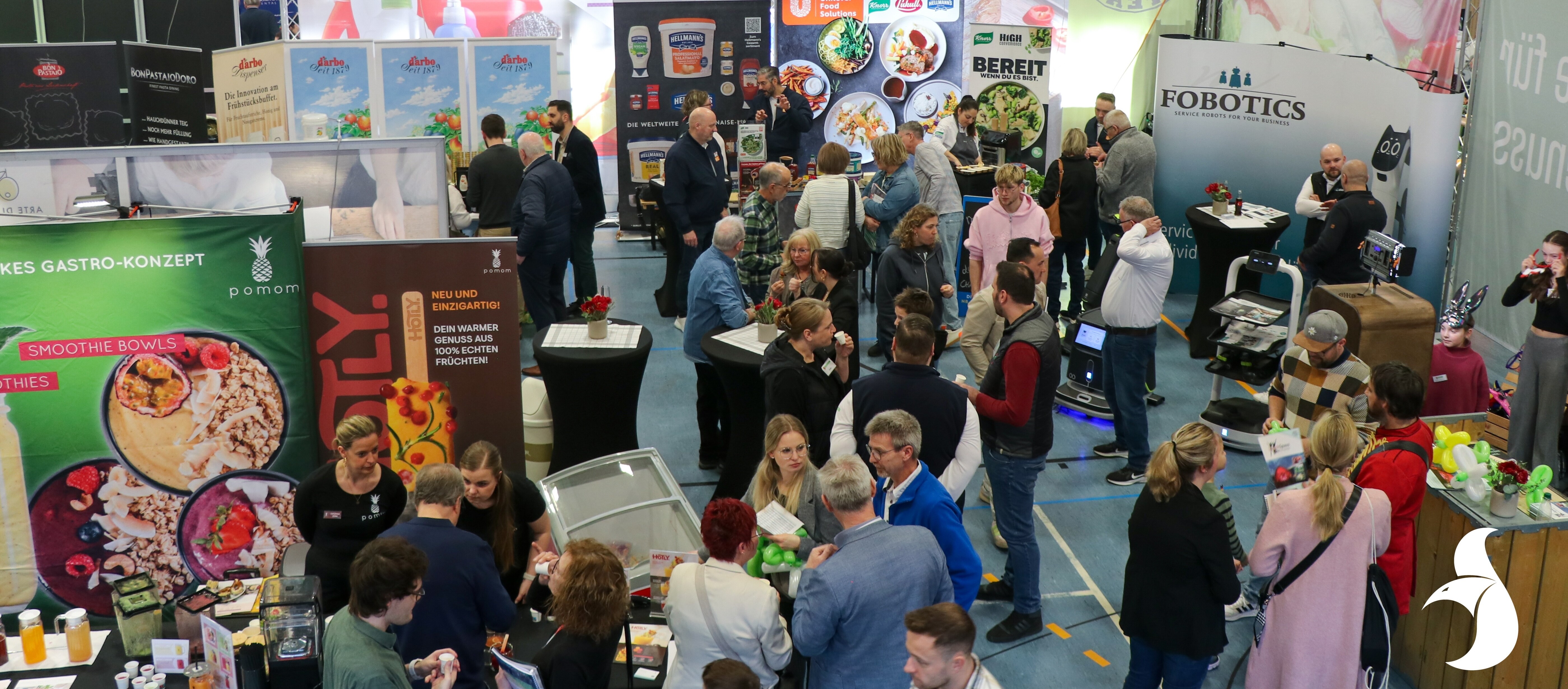 Eine Gruppe von Menschen in einem Raum