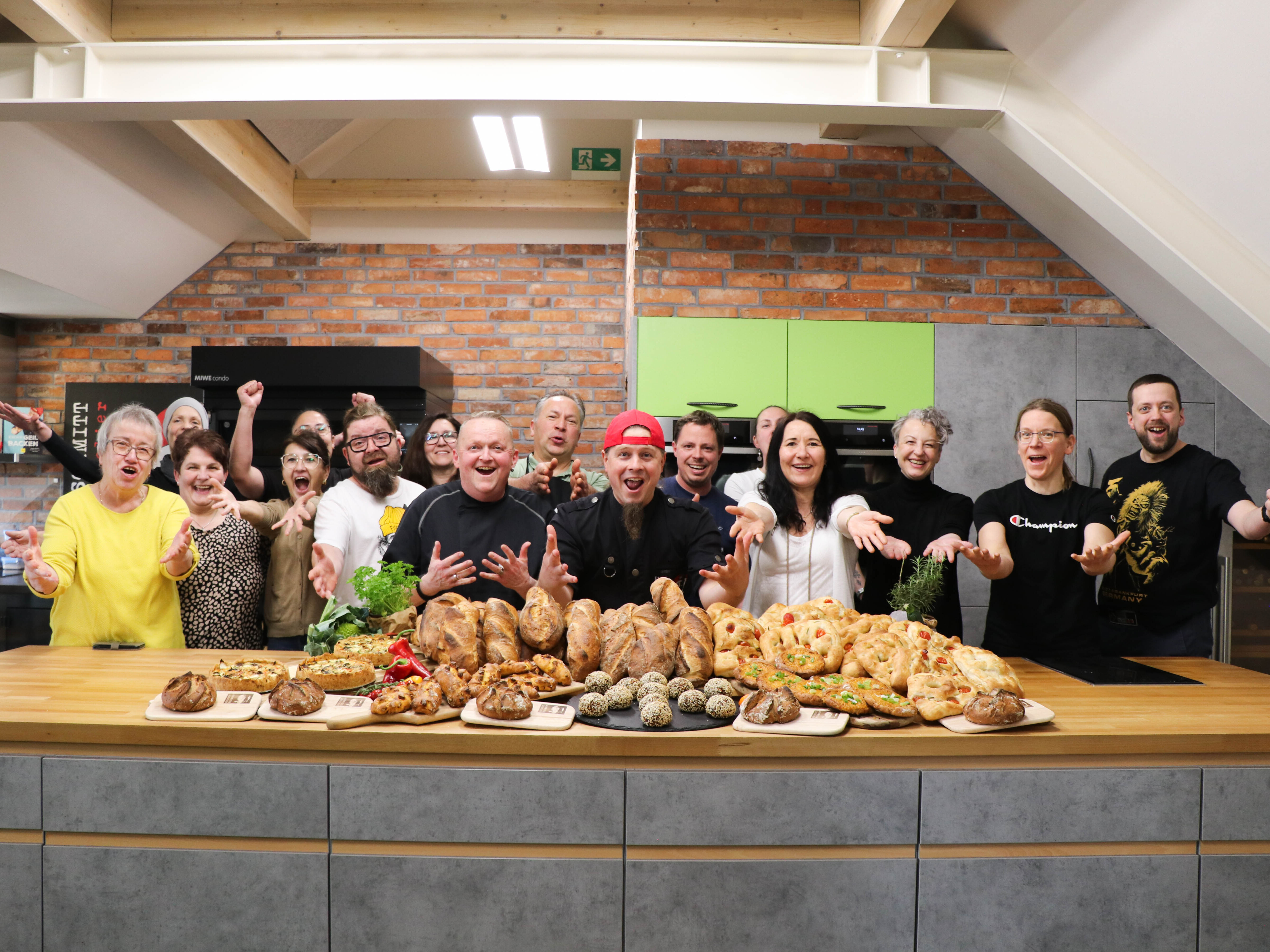 Eine Gruppe von Menschen posiert für ein Foto.