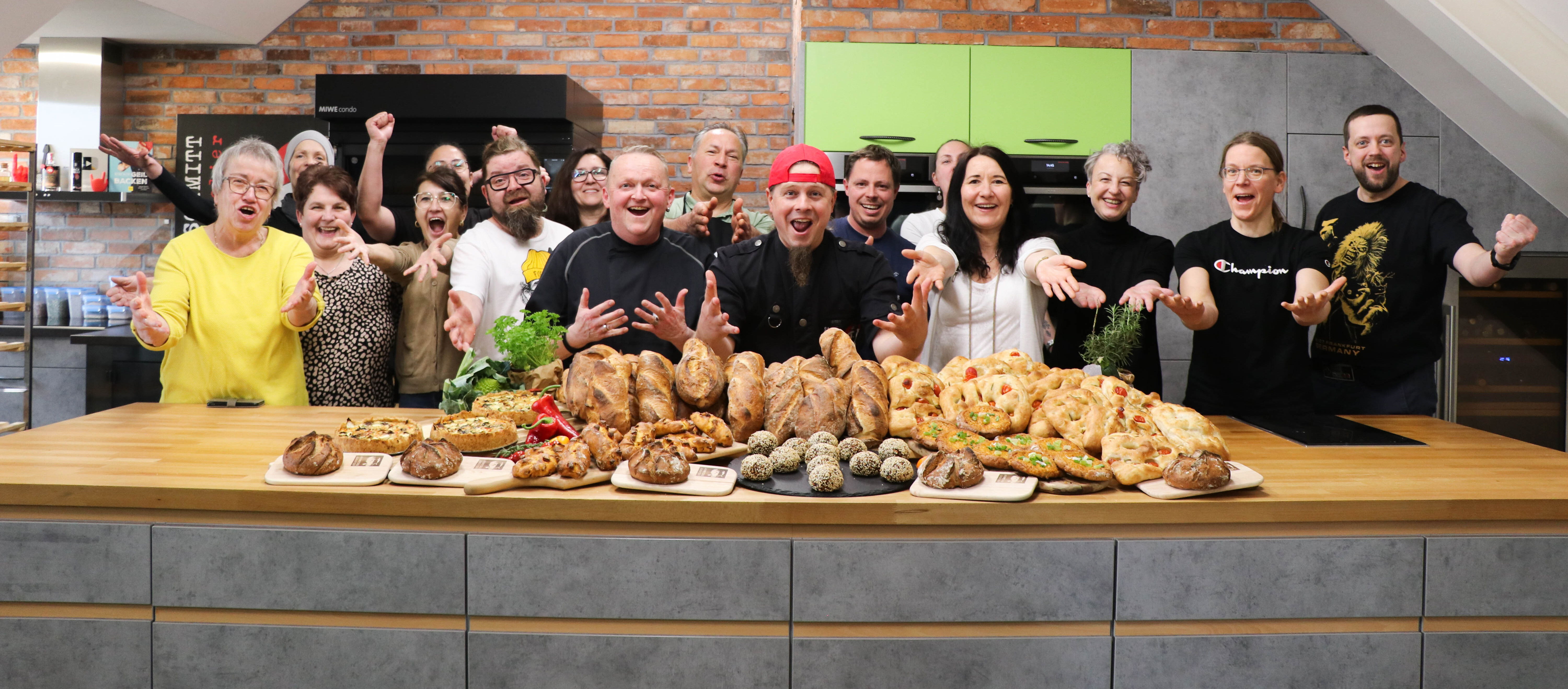 Eine Gruppe von Menschen posiert für ein Foto.