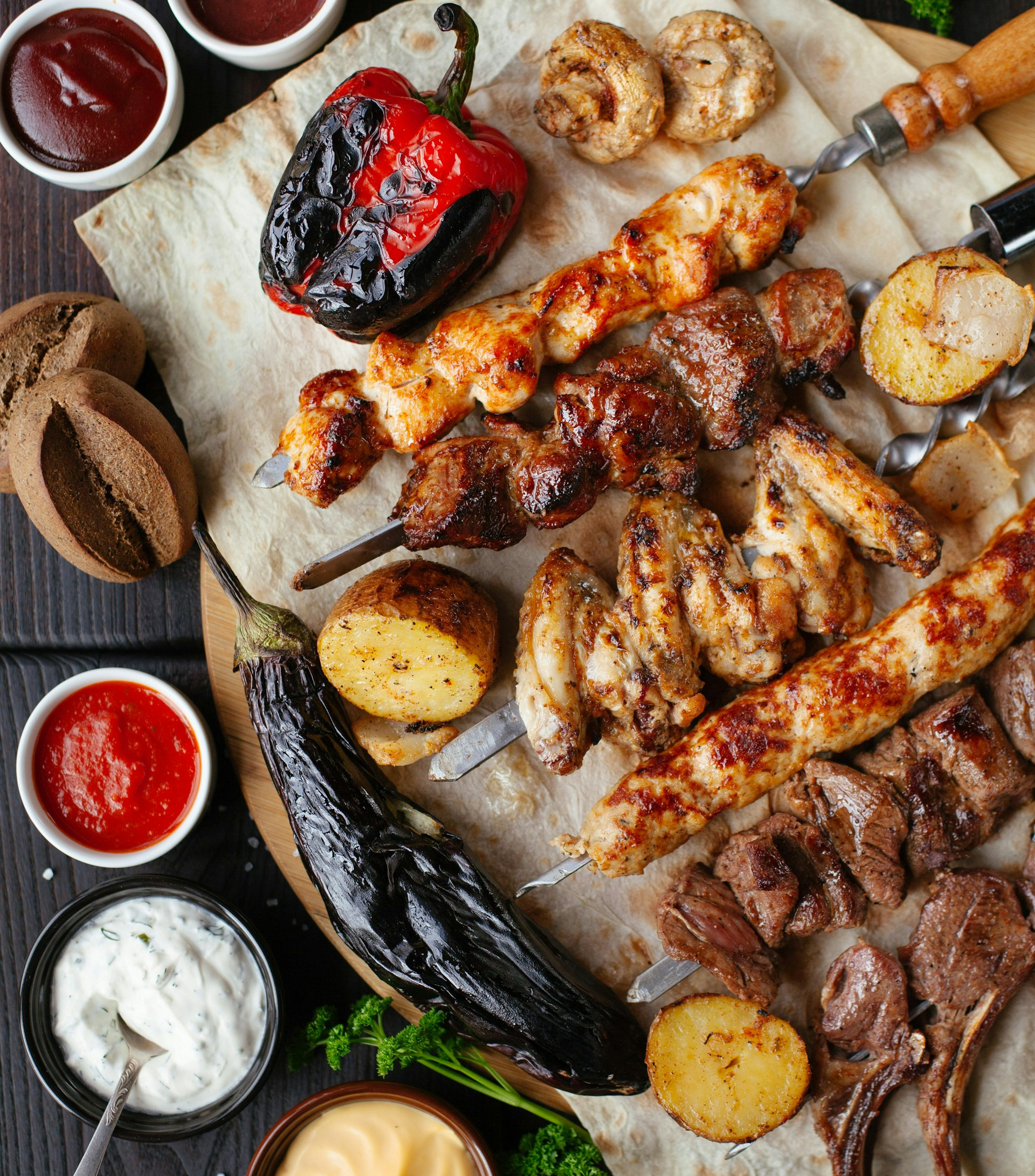 Hähnchen-Spieße Ein Teller mit Fleischgericht.
