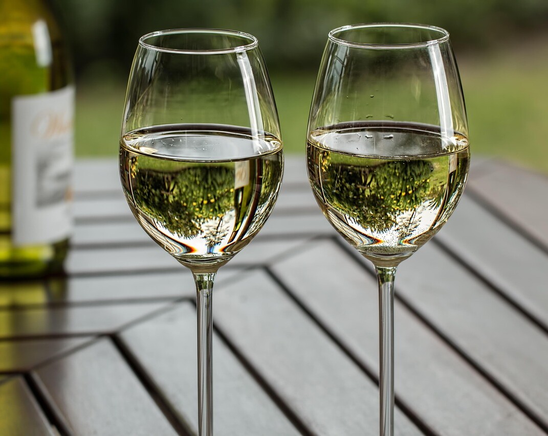 Zwei Weingläser auf einem Tisch