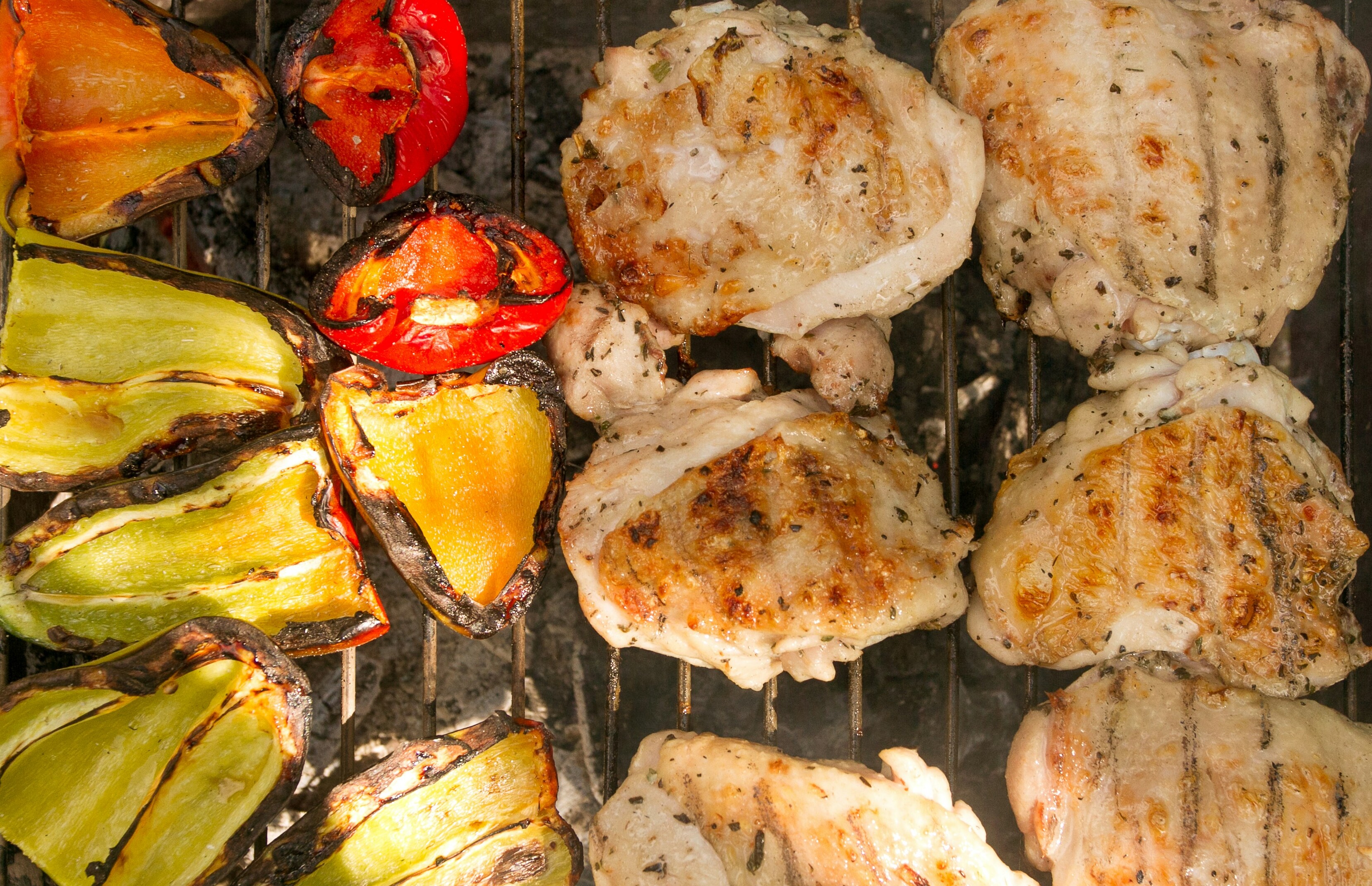 Gegrilltes Essen auf einem Grillrost