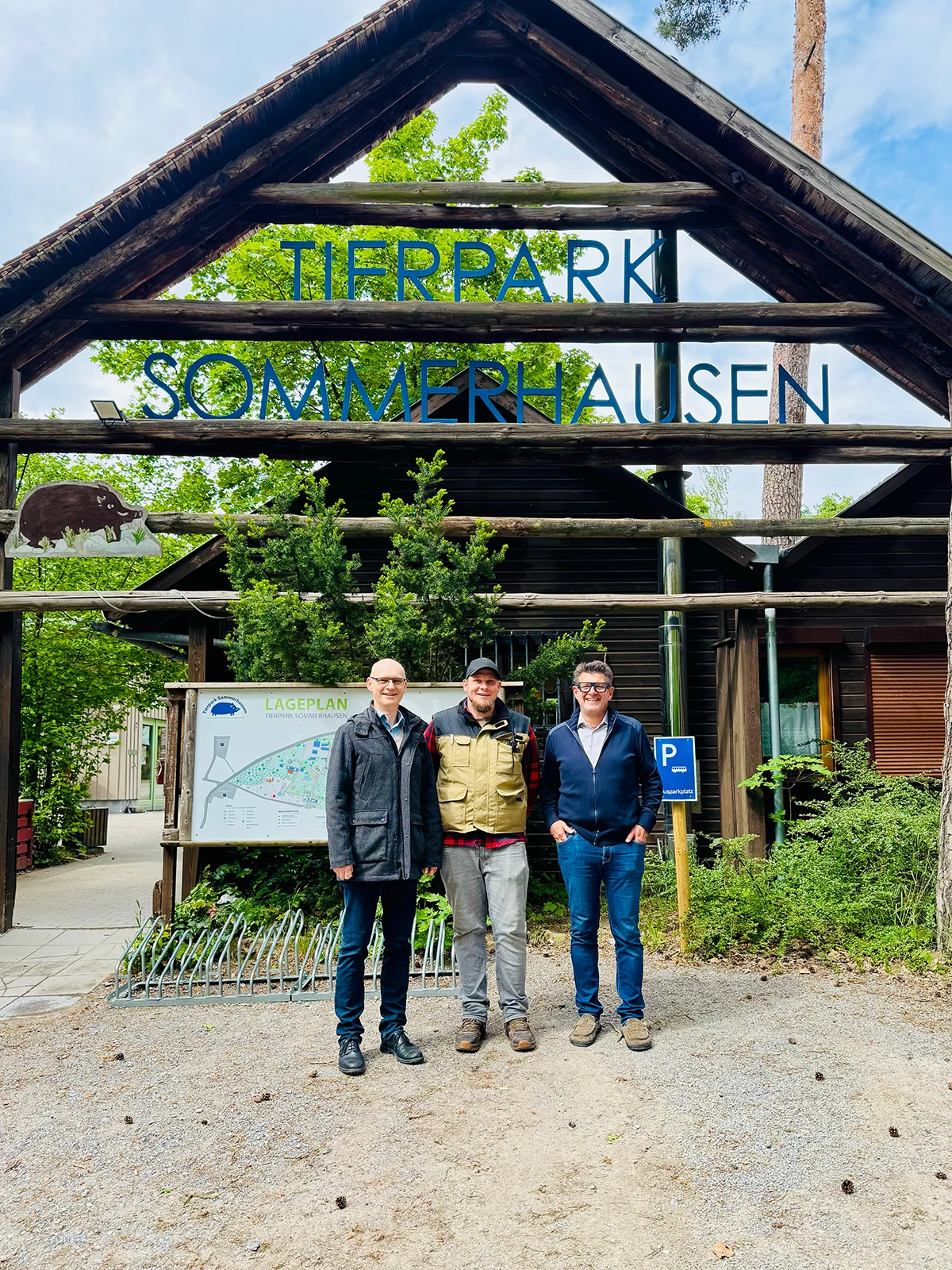 Peter Nußbaumer, Tobias Popp und Markus Bammes am Eingang des Tierparks Sommerhausen