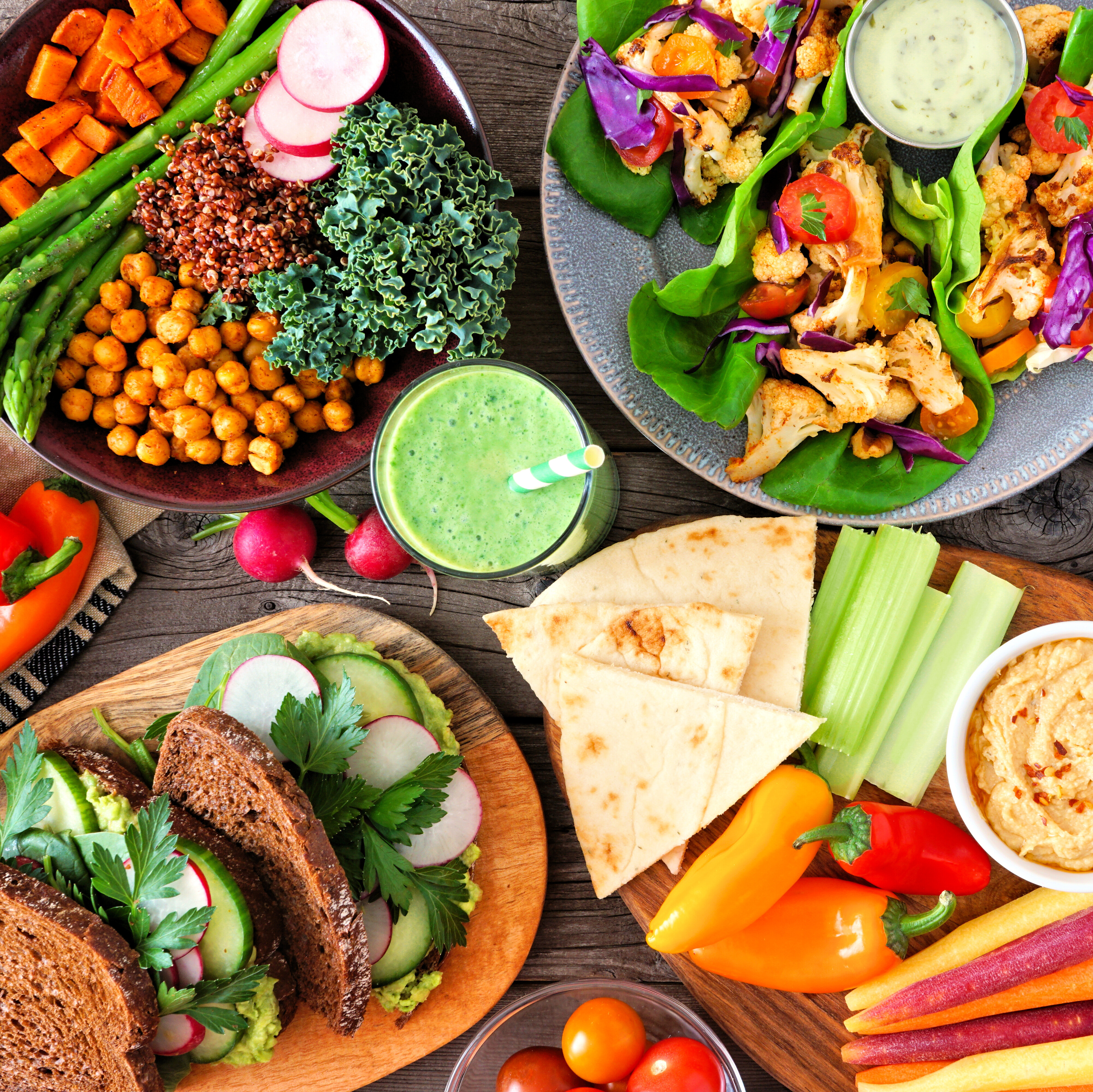 Ein Teller mit vegetarischem Essen auf einem Tisch. Ein Teller mit vegetarischem Essen auf einem Tisch.