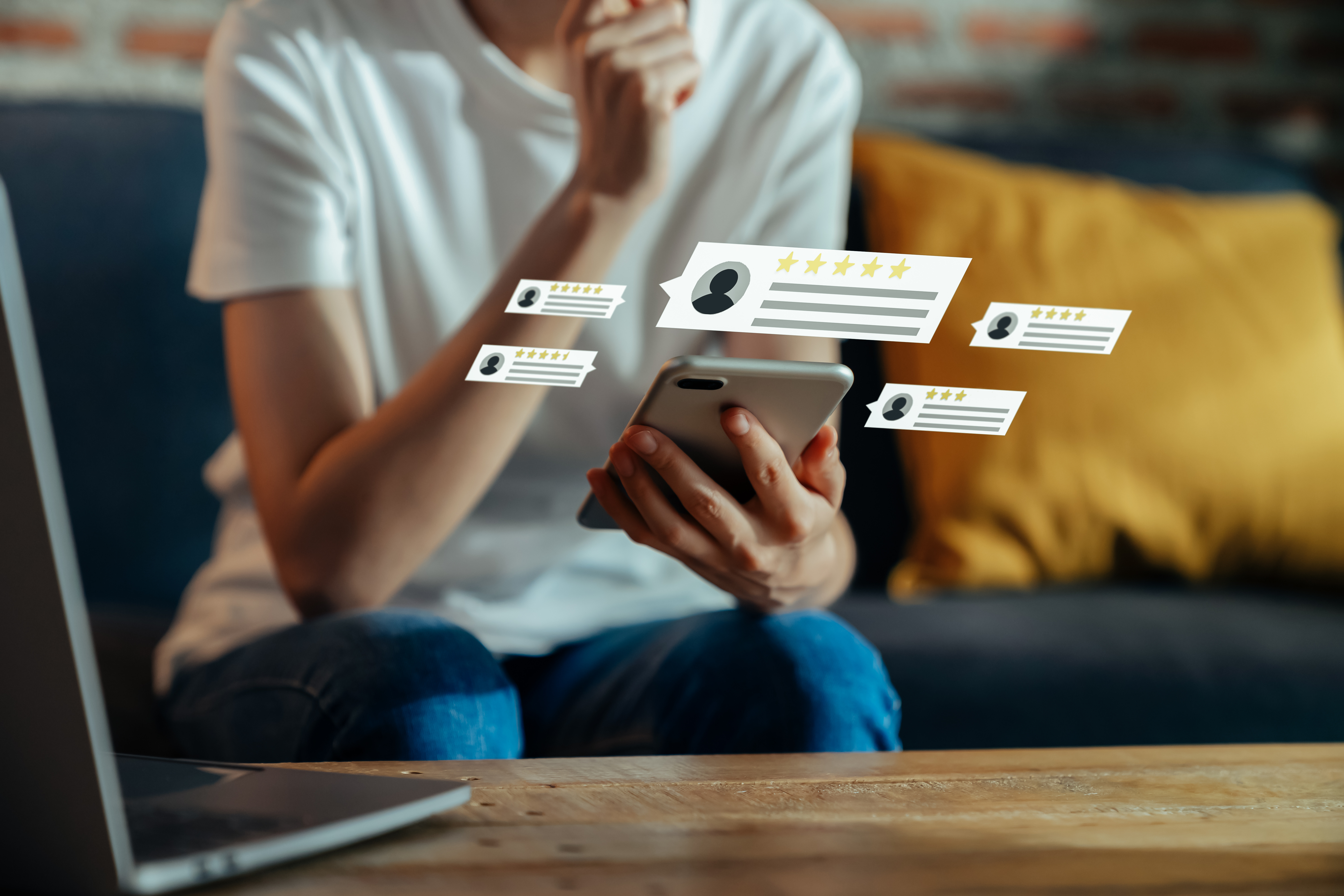 Eine Person hält ein Telefon und liest Online Kundenbewertungen