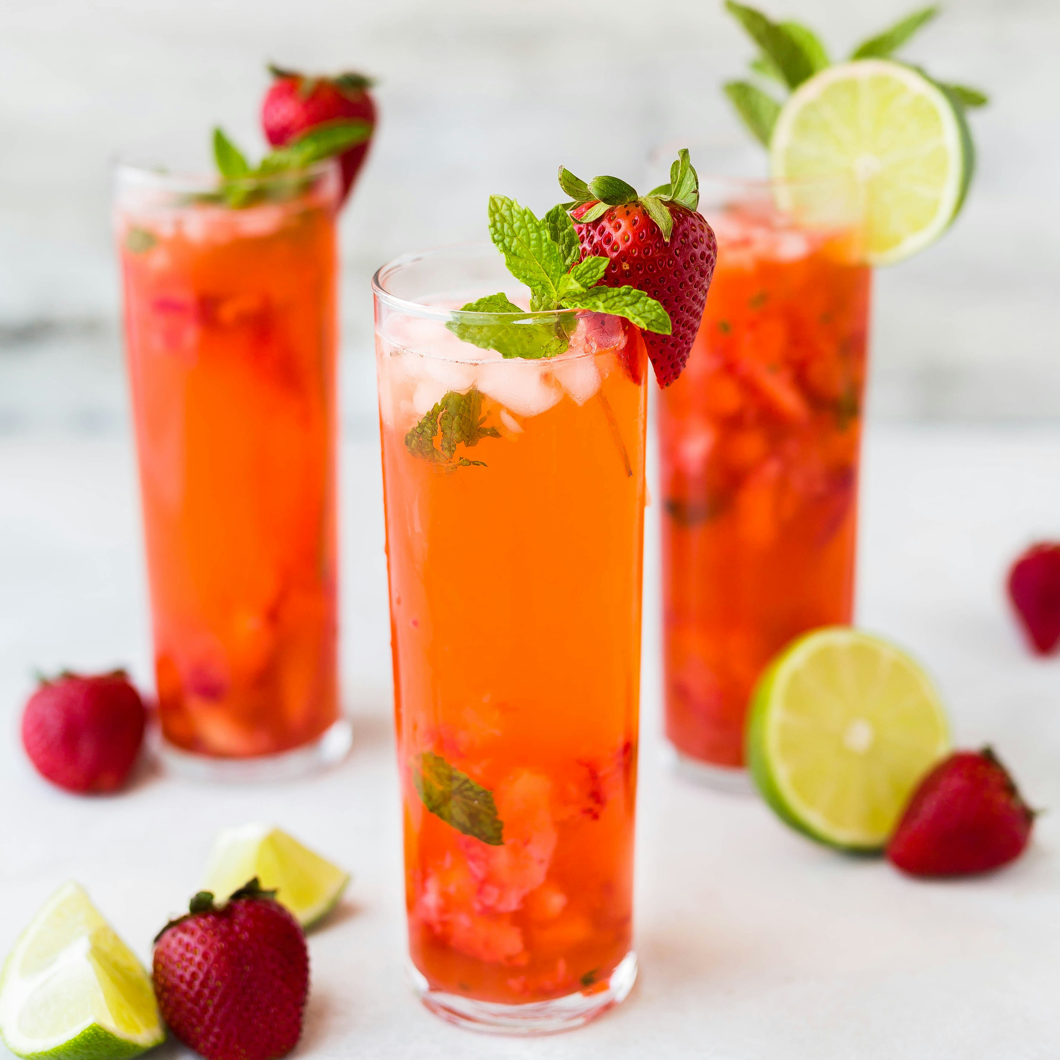 Drei Gläser Erdbeer Limette Spritz im Longdrinkglas Drei Gläser Erdbeer Limette Spritz im Longdrinkglas