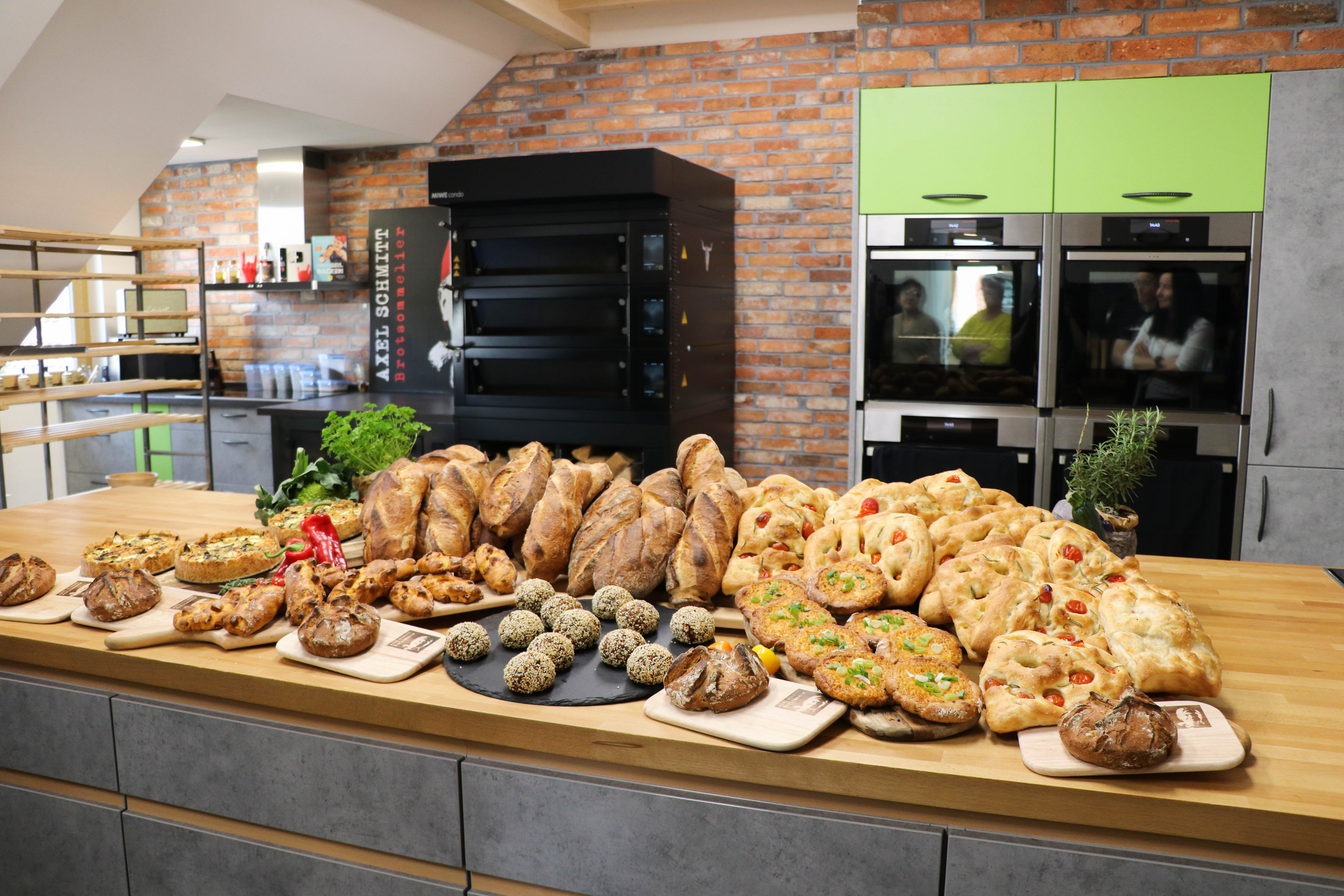 Ein Tisch mit verschiedenen Speisen darauf.