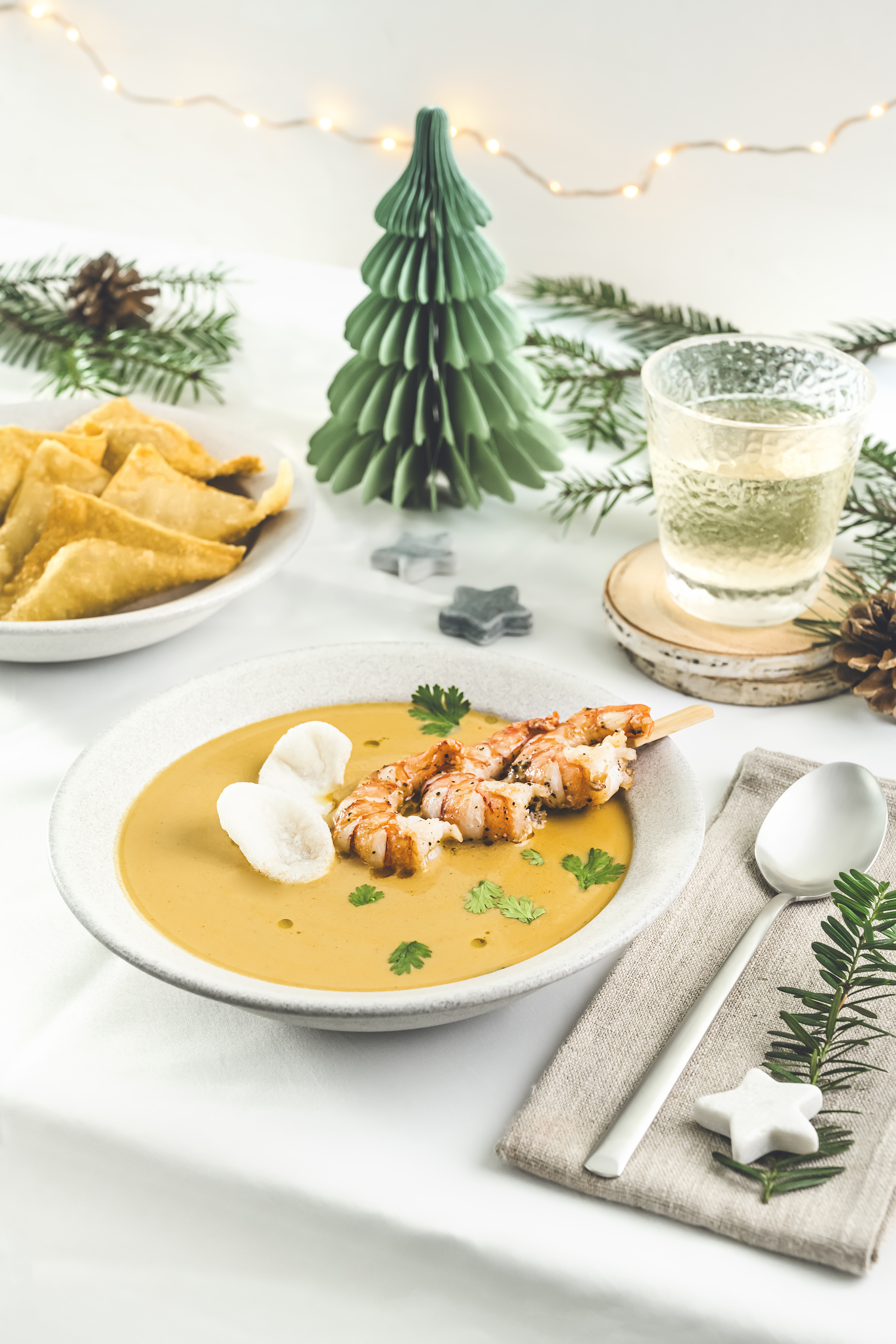 Ein Tisch mit Tischgeschirr, Essen und Weingläsern.