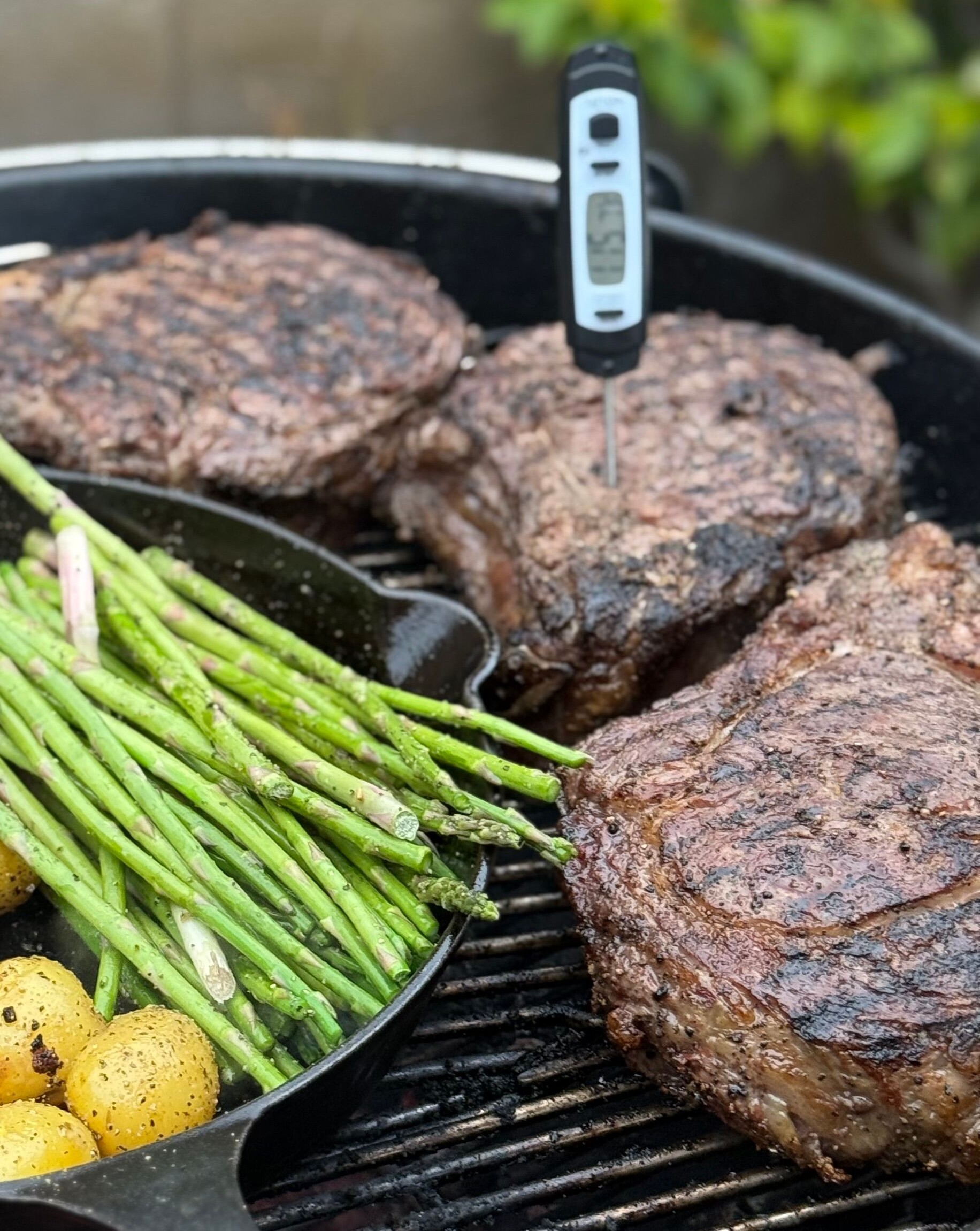 Grill mit Fleisch und Kartoffeln