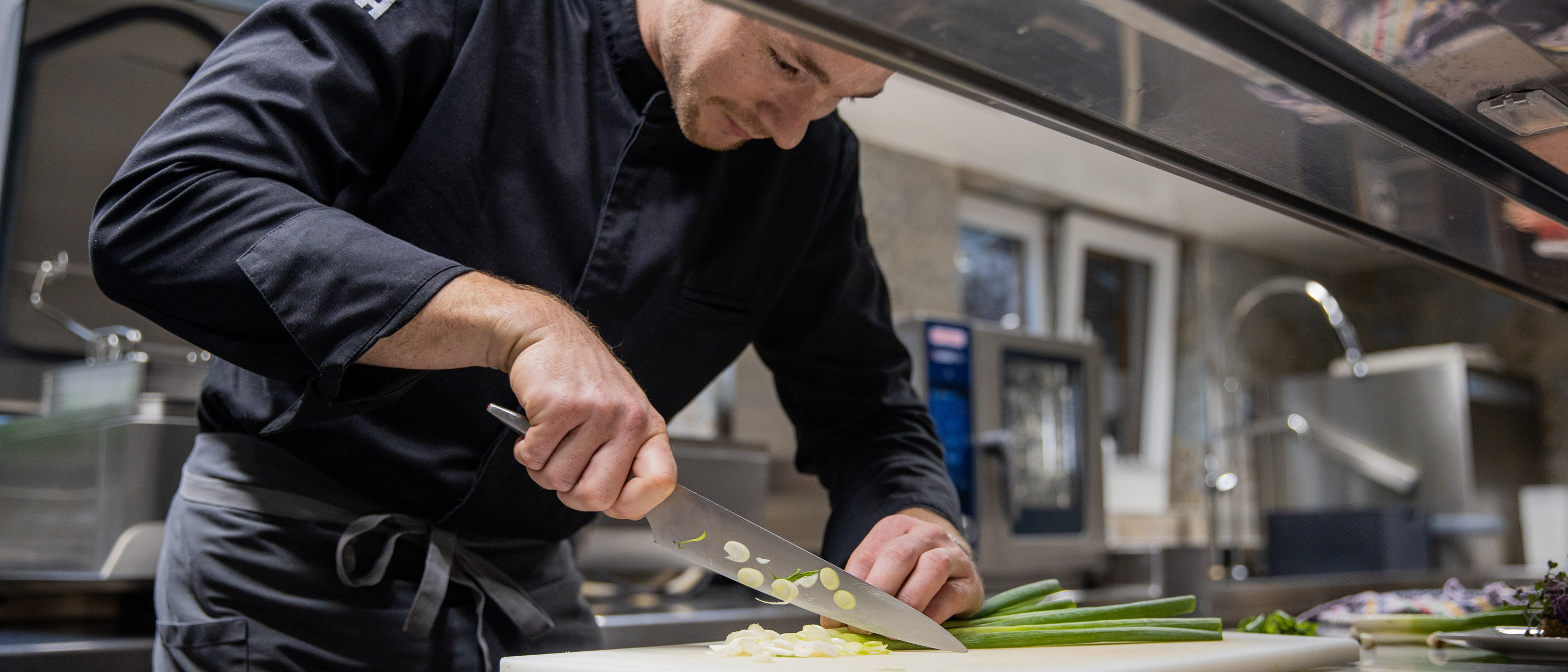 Mann arbeitet in Restaurantküche