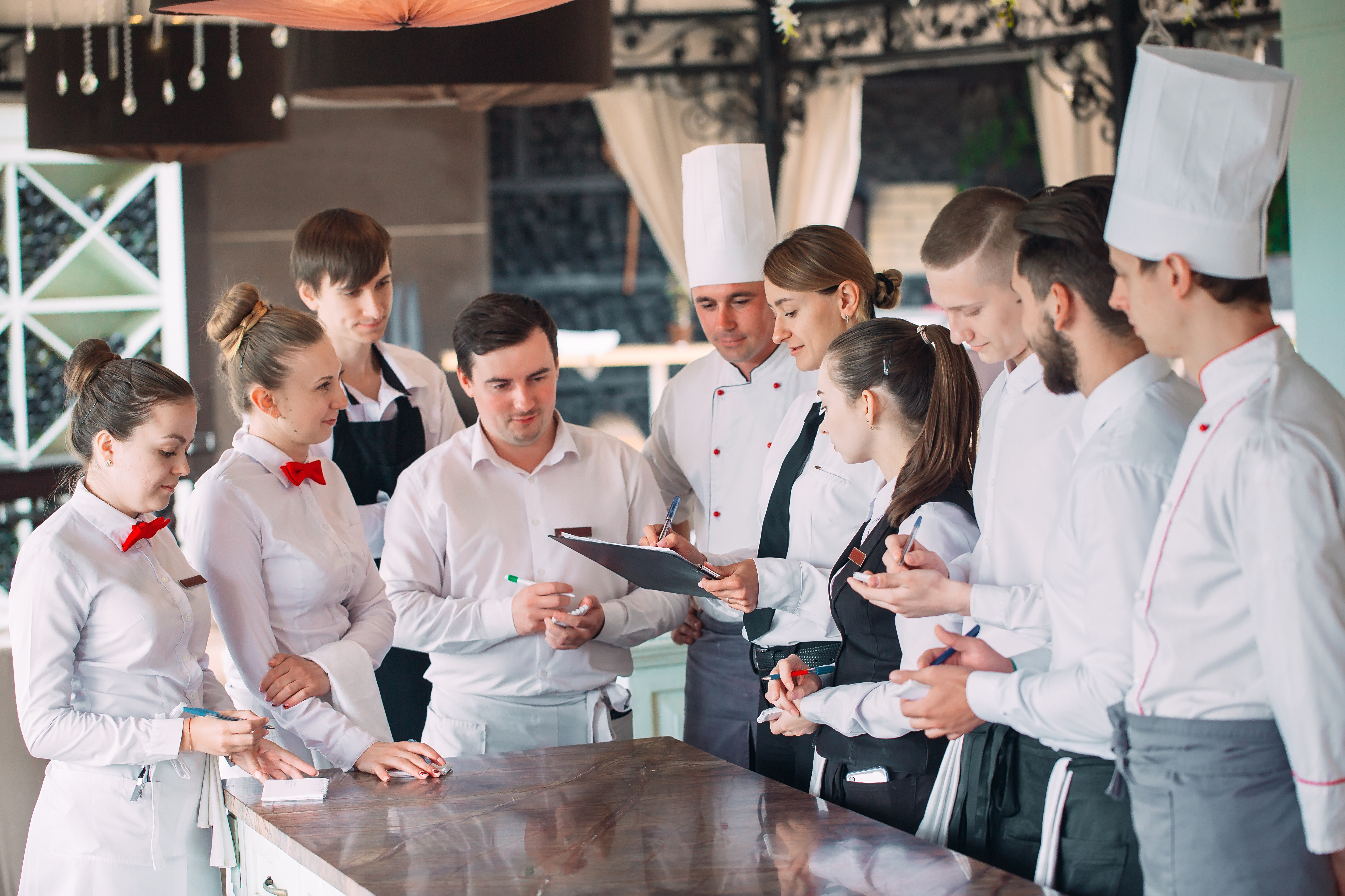 Restaurantmanager mit Mitarbeitenden