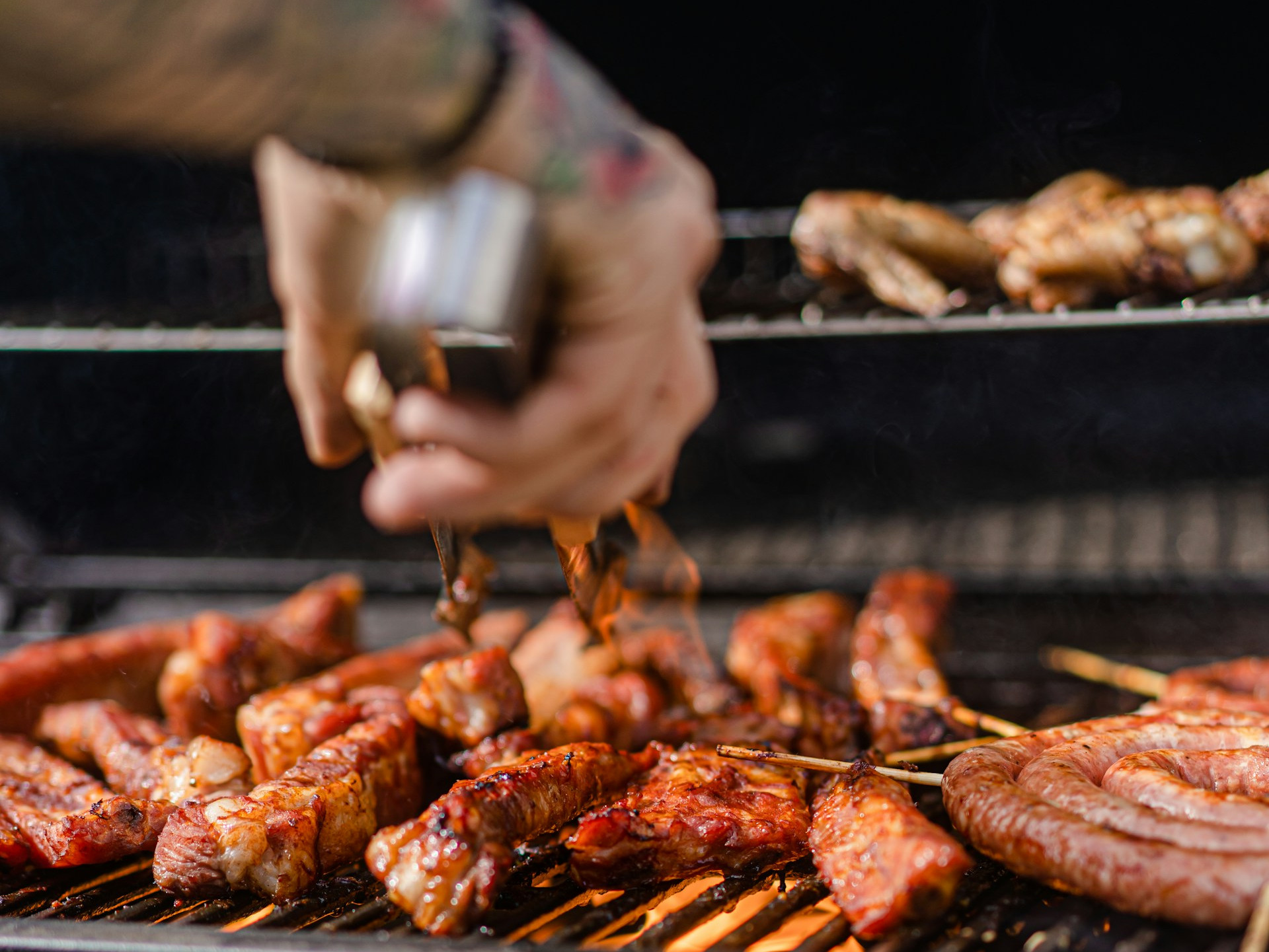 Ein Mann grillt Fleisch Ein Mann grillt Fleisch