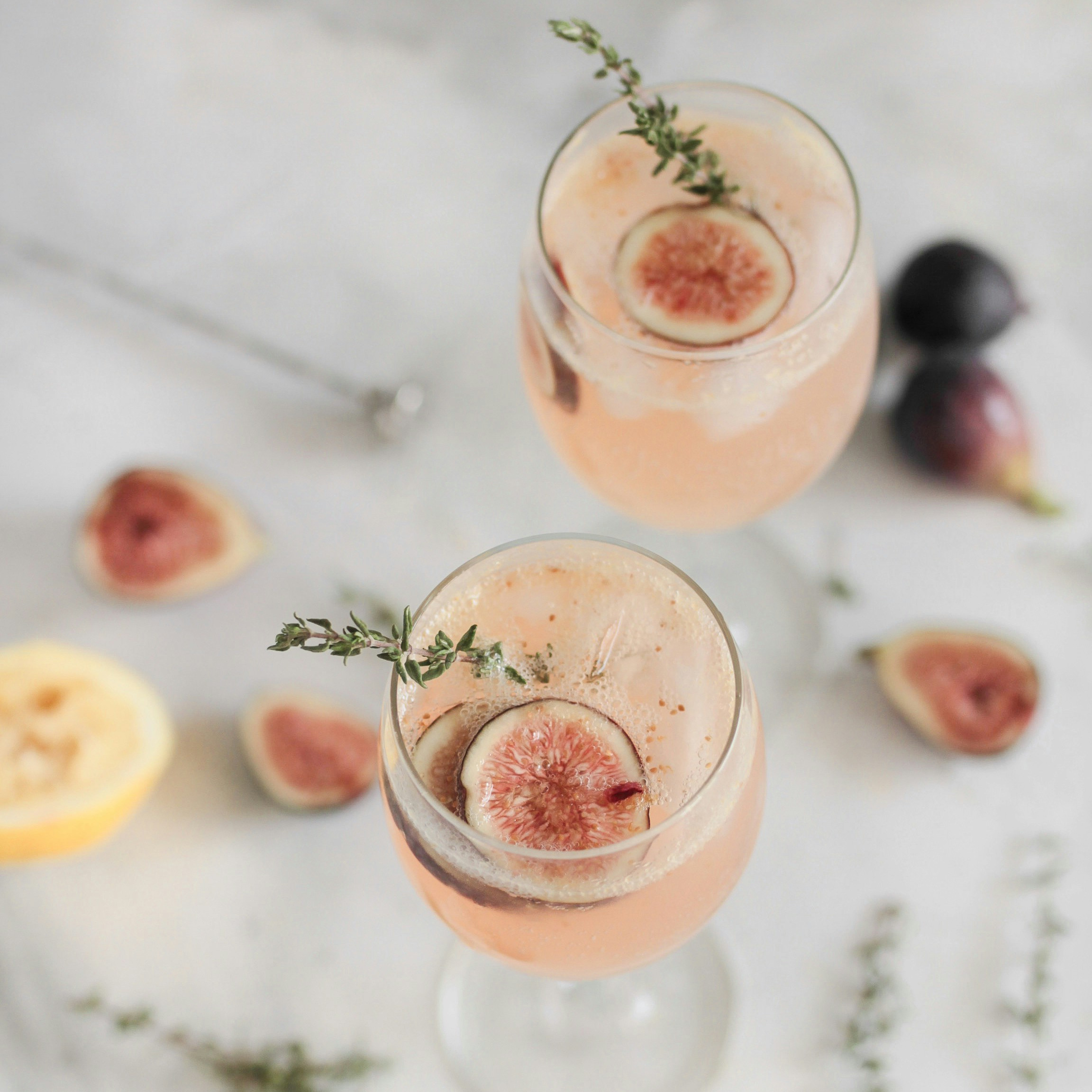 Spritz-Getränk mit Feige und Rosmarin im Glas Spritz-Getränk mit Feige und Rosmarin im Glas