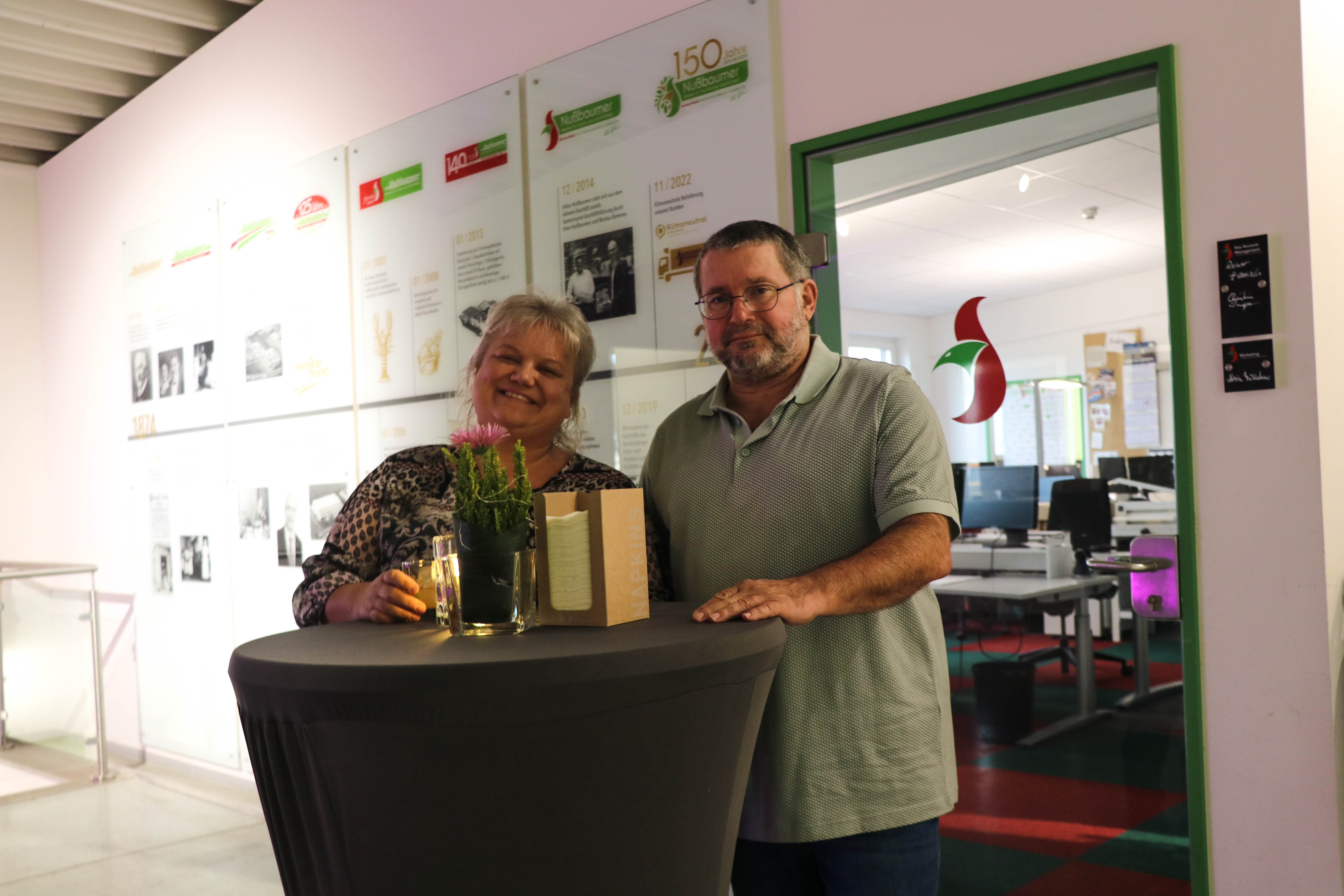 Zwei Gäste genießen Empfangsdrink Zwei Gäste genießen Empfangsdrink