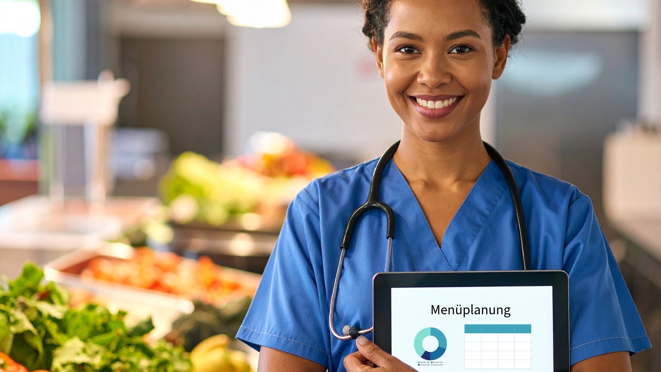 Eine Frau mit Stethoskop hält ein Tablet.