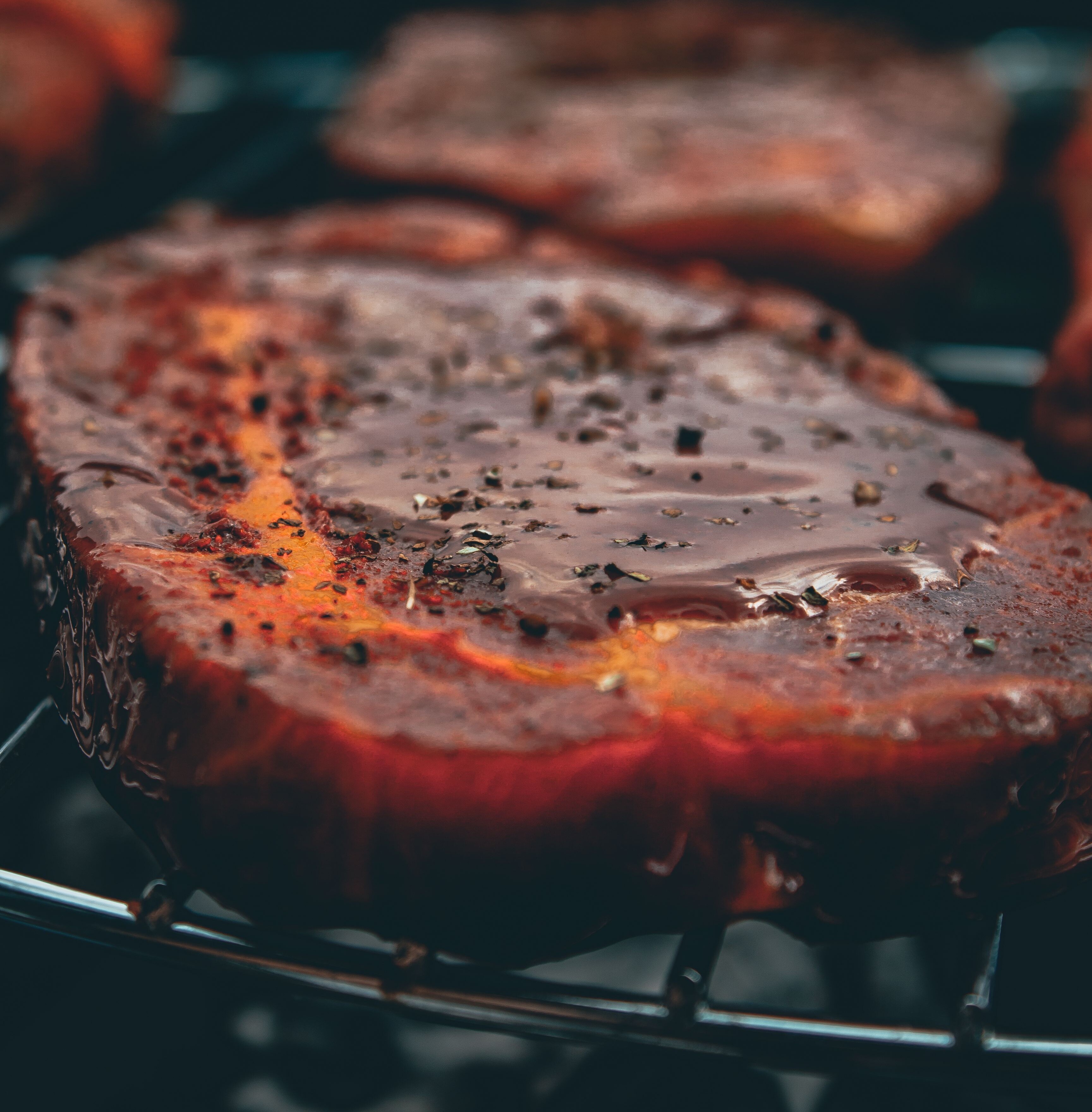 Nahaufnahme von gegrilltem Fleisch auf einem Grillrost.