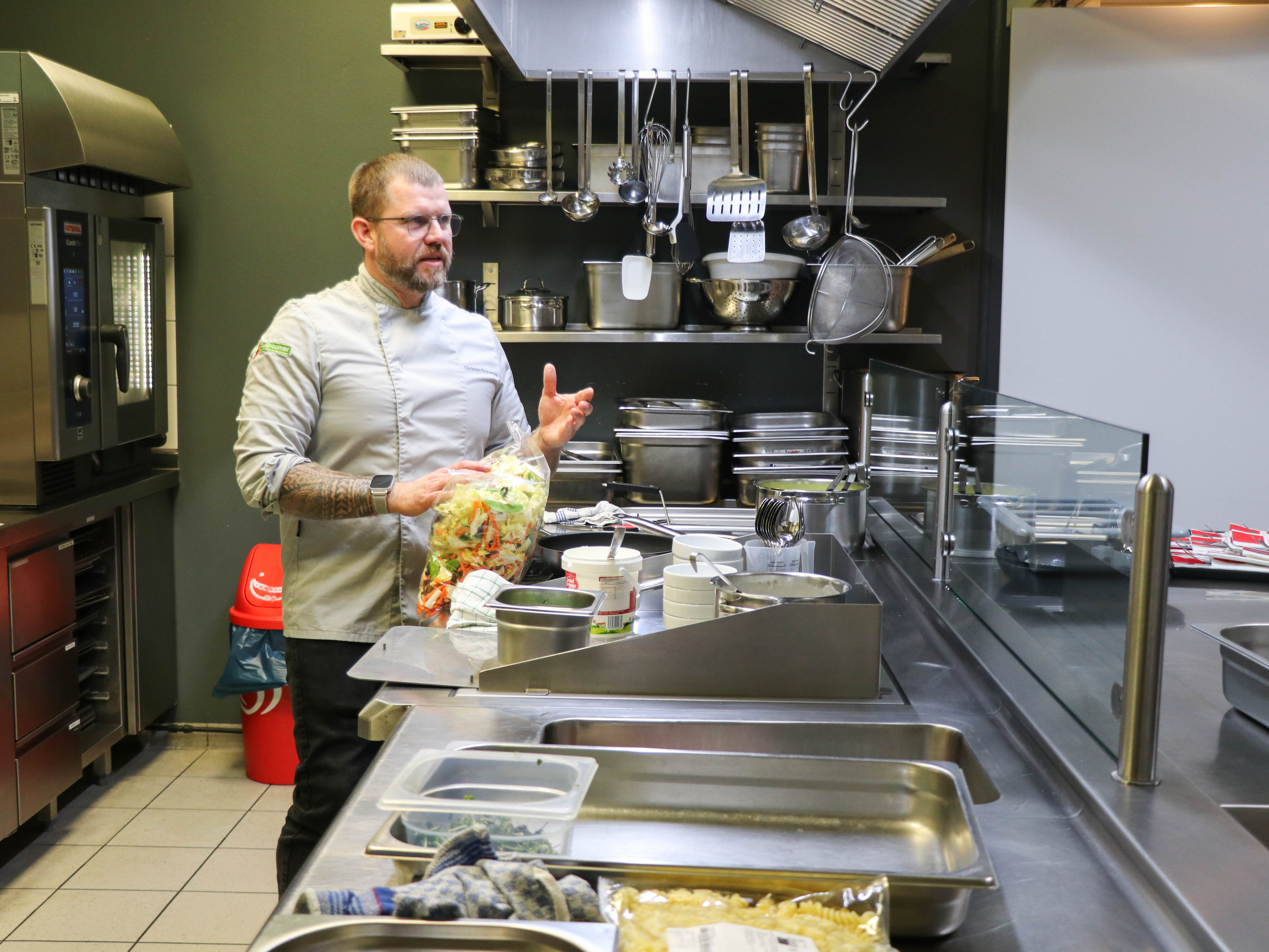 Ein Mann steht vor einer Projektionsleinwand.