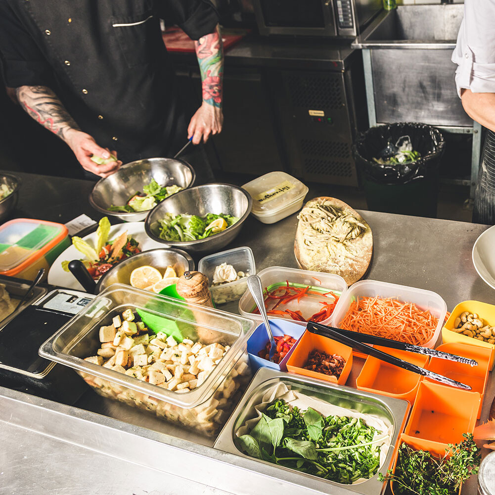 Person in einer Küche mit Lebensmitteln Person in einer Küche mit Lebensmitteln