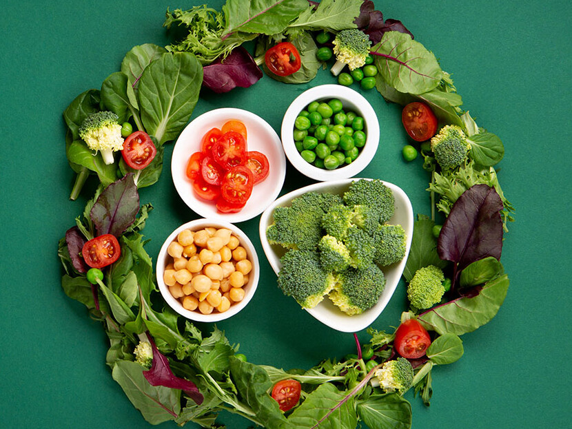 Veganuary Kreis aus Schalen mit Gemüse