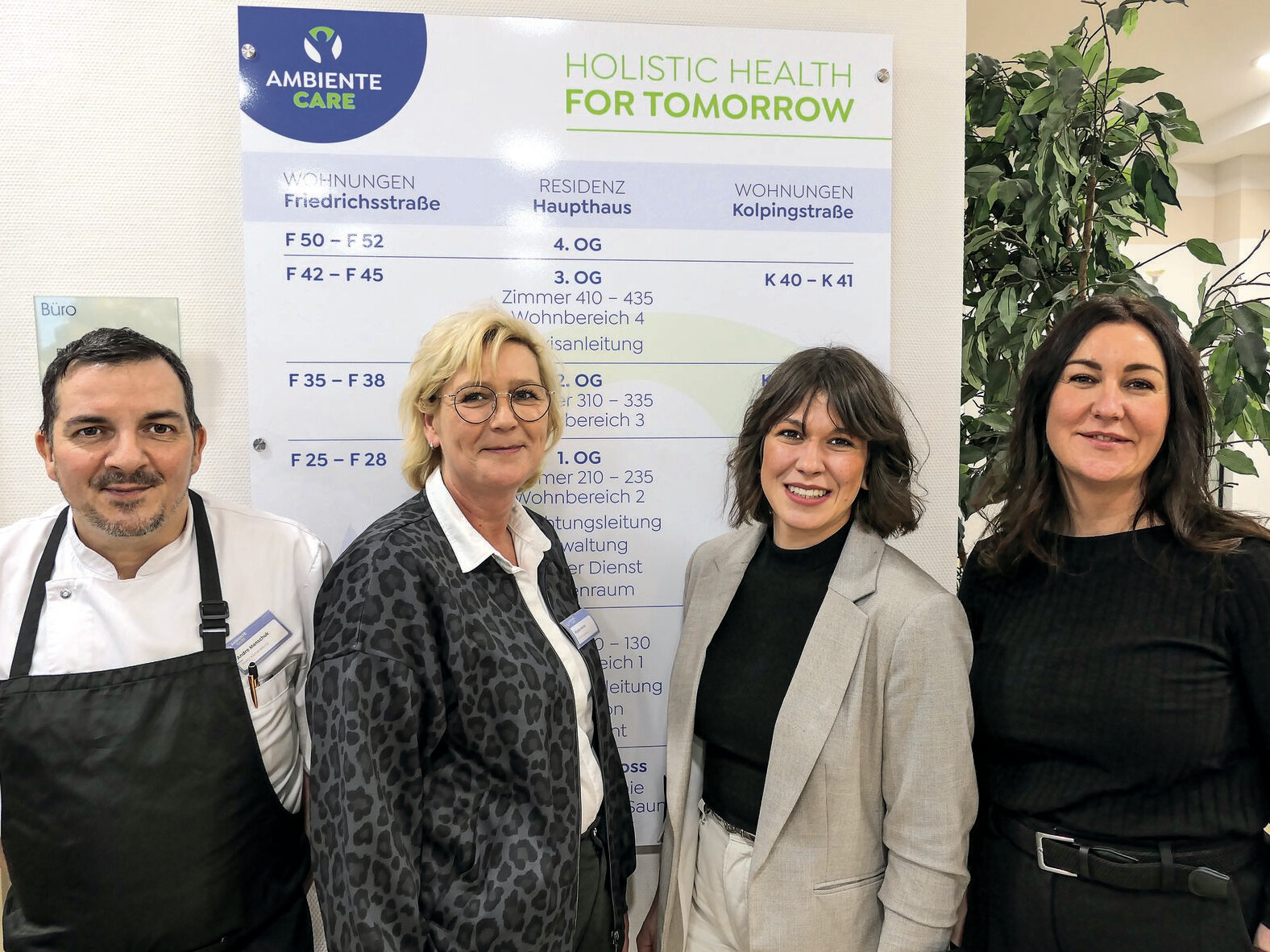 Essen ist weit mehr als reine Nahrungsaufnahme – gerade in der stationären Pflege ist es Strukturgeber, sozialer Anker und tägliches Highlight. Genau hier setzt die Zusammenarbeit zwischen Ambiente Care, dem Service-Bund und der Sander Gruppe an. Am Beispiel der Seniorenresidenz Rheinischer Hof in Velbert zeigt sich, wie moderne Verpflegung, digitale Prozesse und regionale Nähe erfolgreich zusammenspielen.