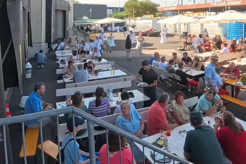 Eine Aussicht auf das Mitarbeiterfest von einer Treppe Mitarbeiterfest Aussicht