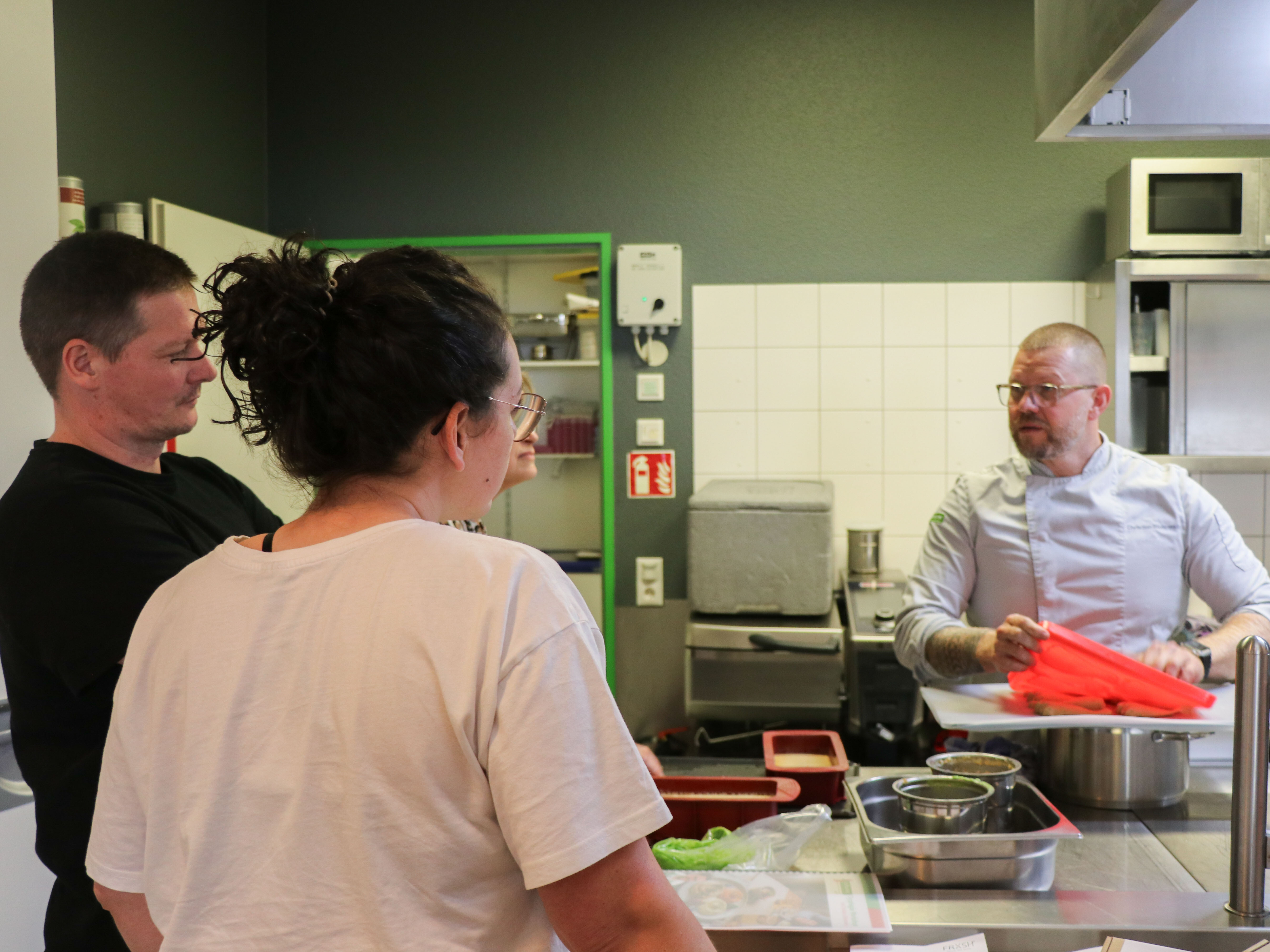 Dysphagie Workshop Eine Gruppe von Menschen steht in einer Küche.