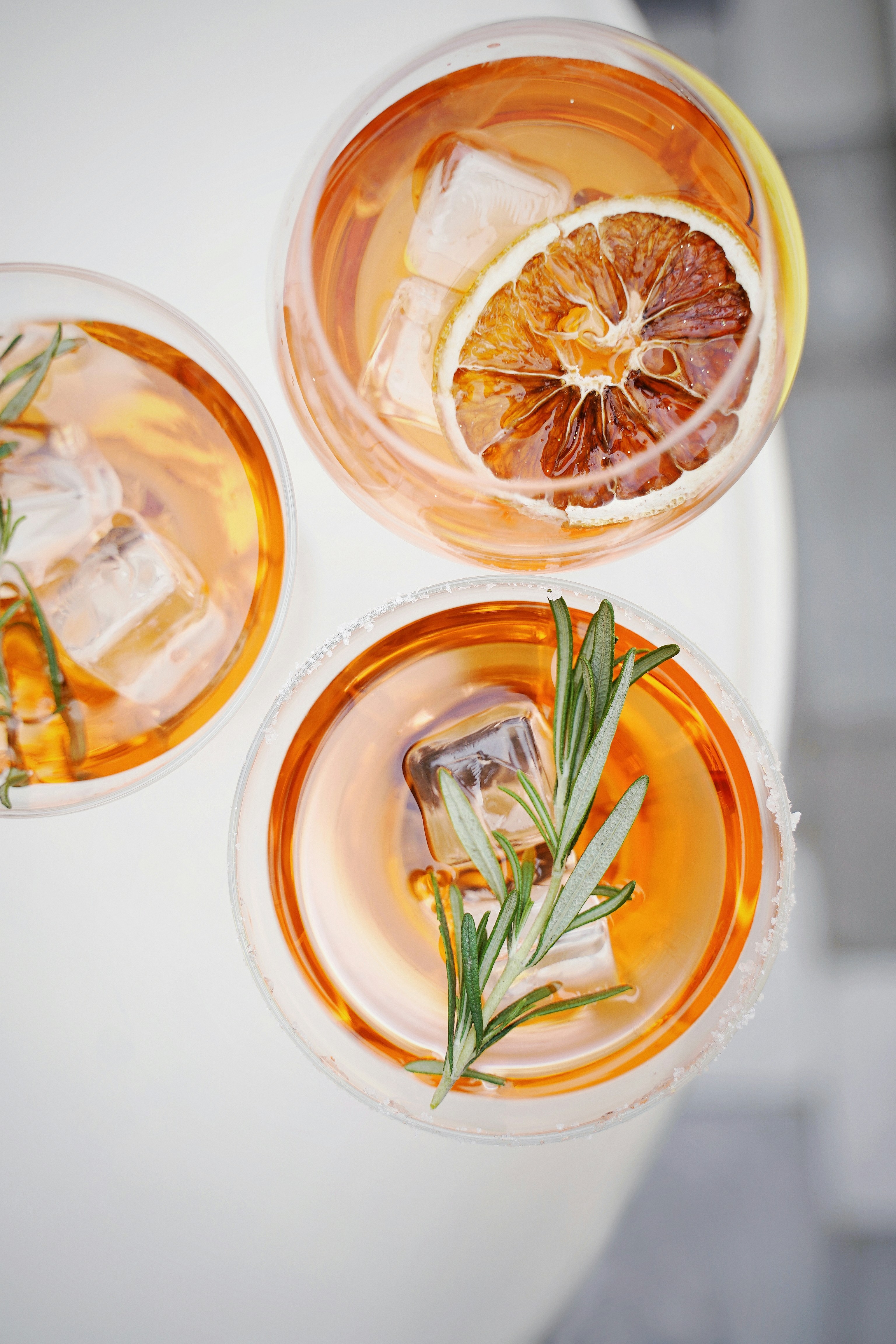 Aperol Spritz von oben Eine Gruppe von Gläsern mit Aperol Spritz, Eis und einer Zitrone