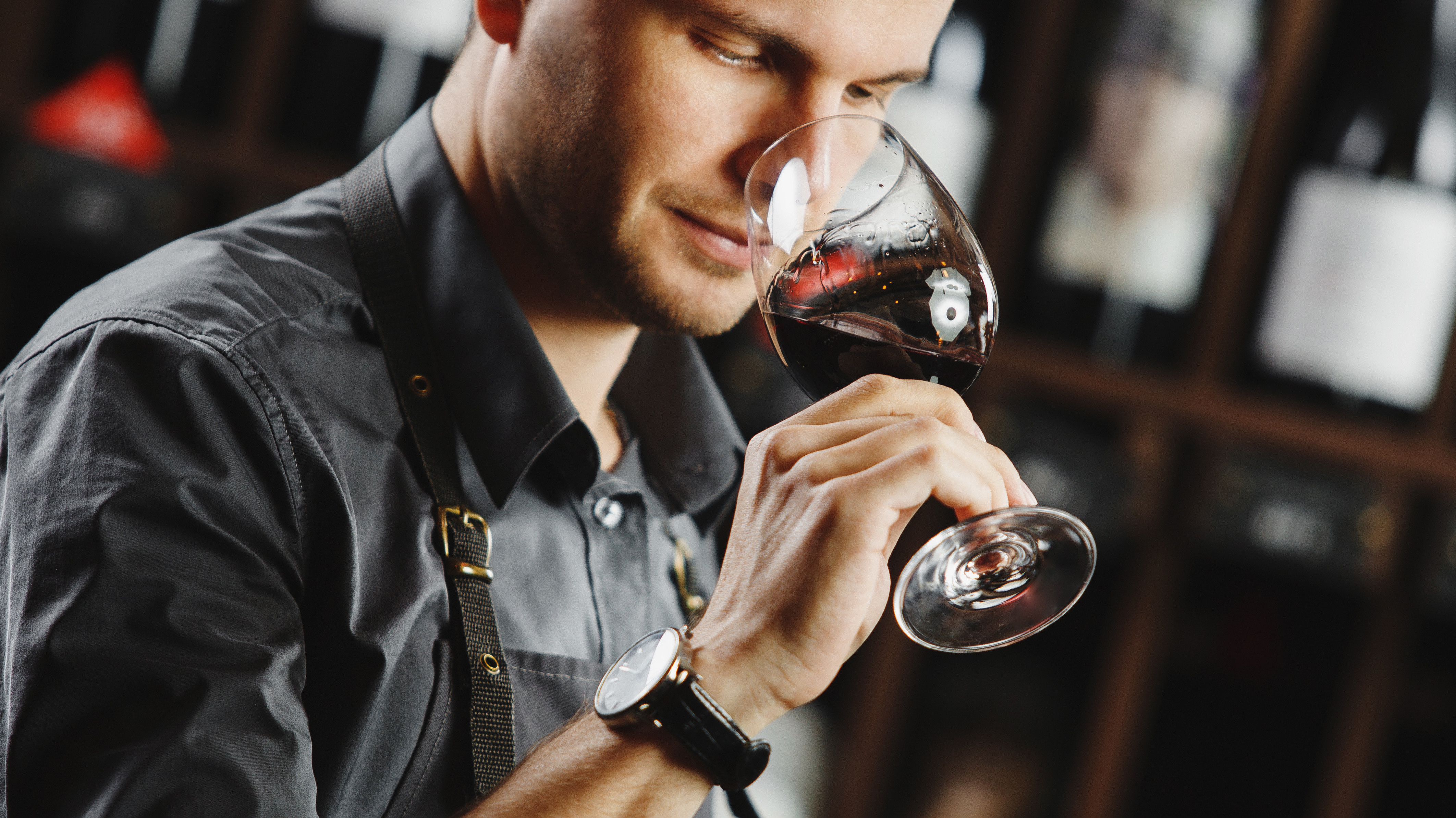 Sommelier Ein Mann riecht an einem Glas Wein.