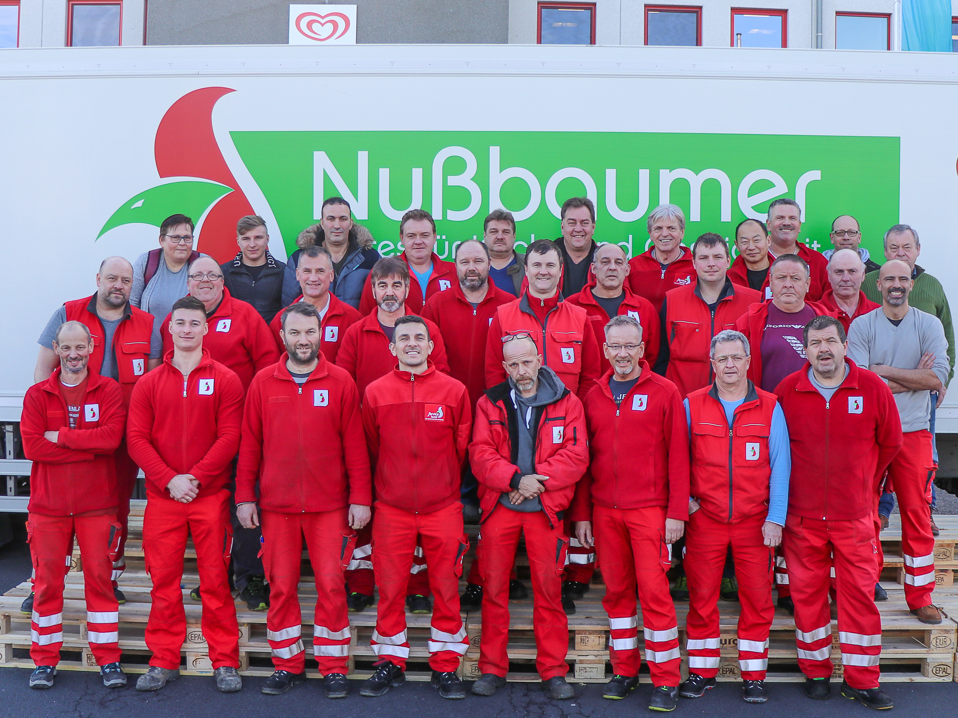 Gruppenfoto Nußbaumer-Fahrer vor Firmen-LKW