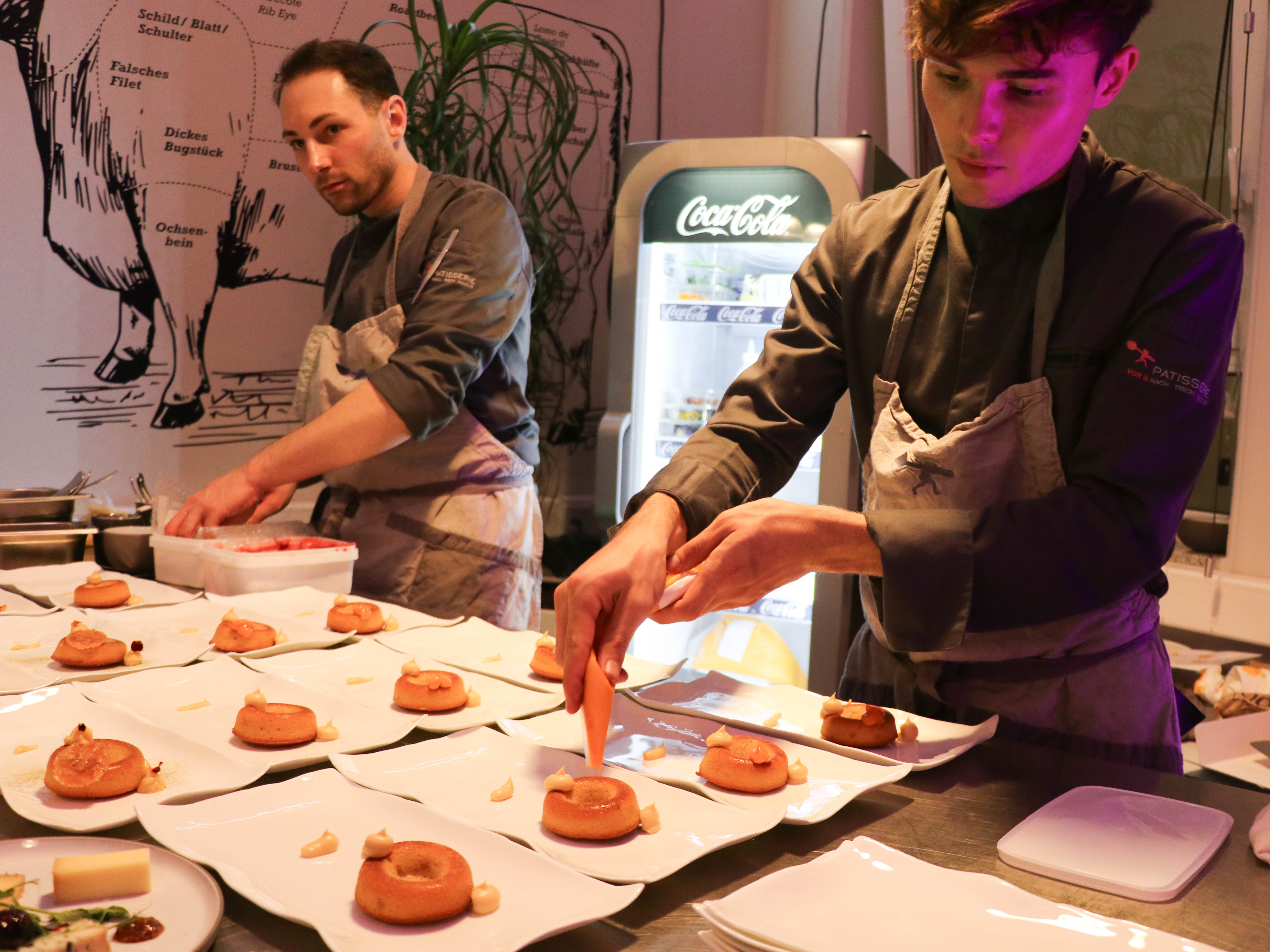 Nachspeisen werden zubereitet Nachspeisen werden zubereitet