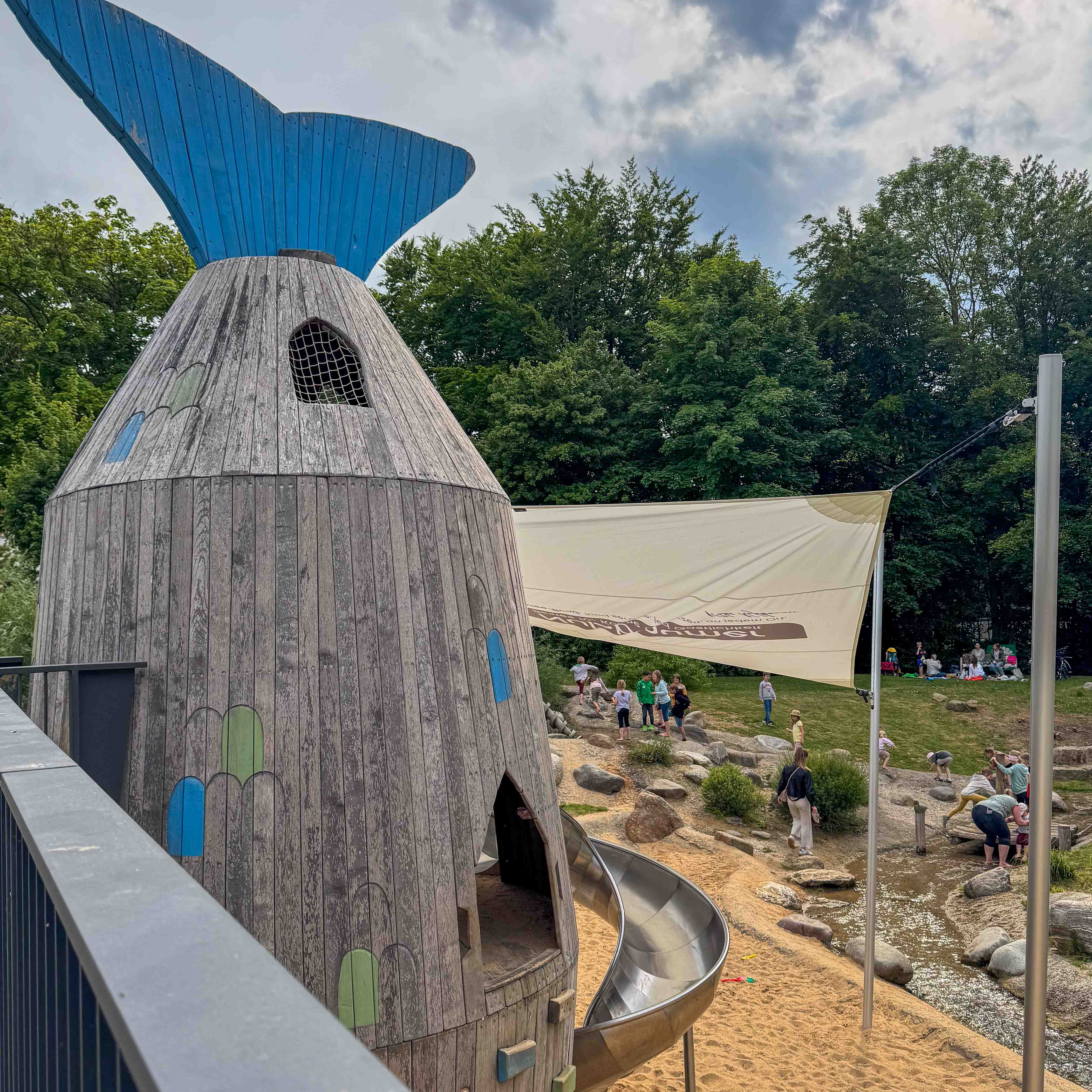 Spielplatz mit Rutsche und Holzstruktur Spielplatz mit Rutsche und Holzstruktur