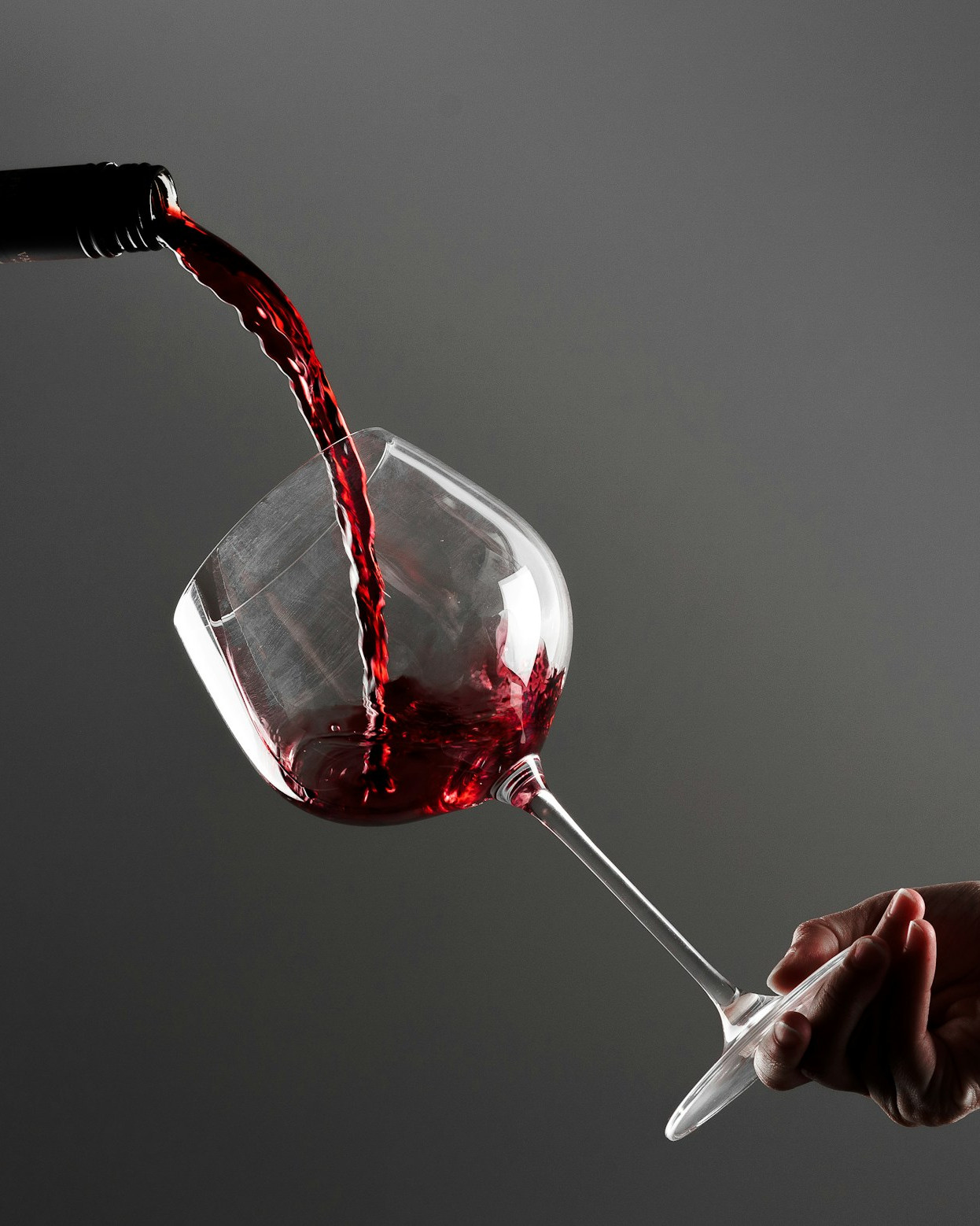 Wein wird in ein Weinglas gegossen