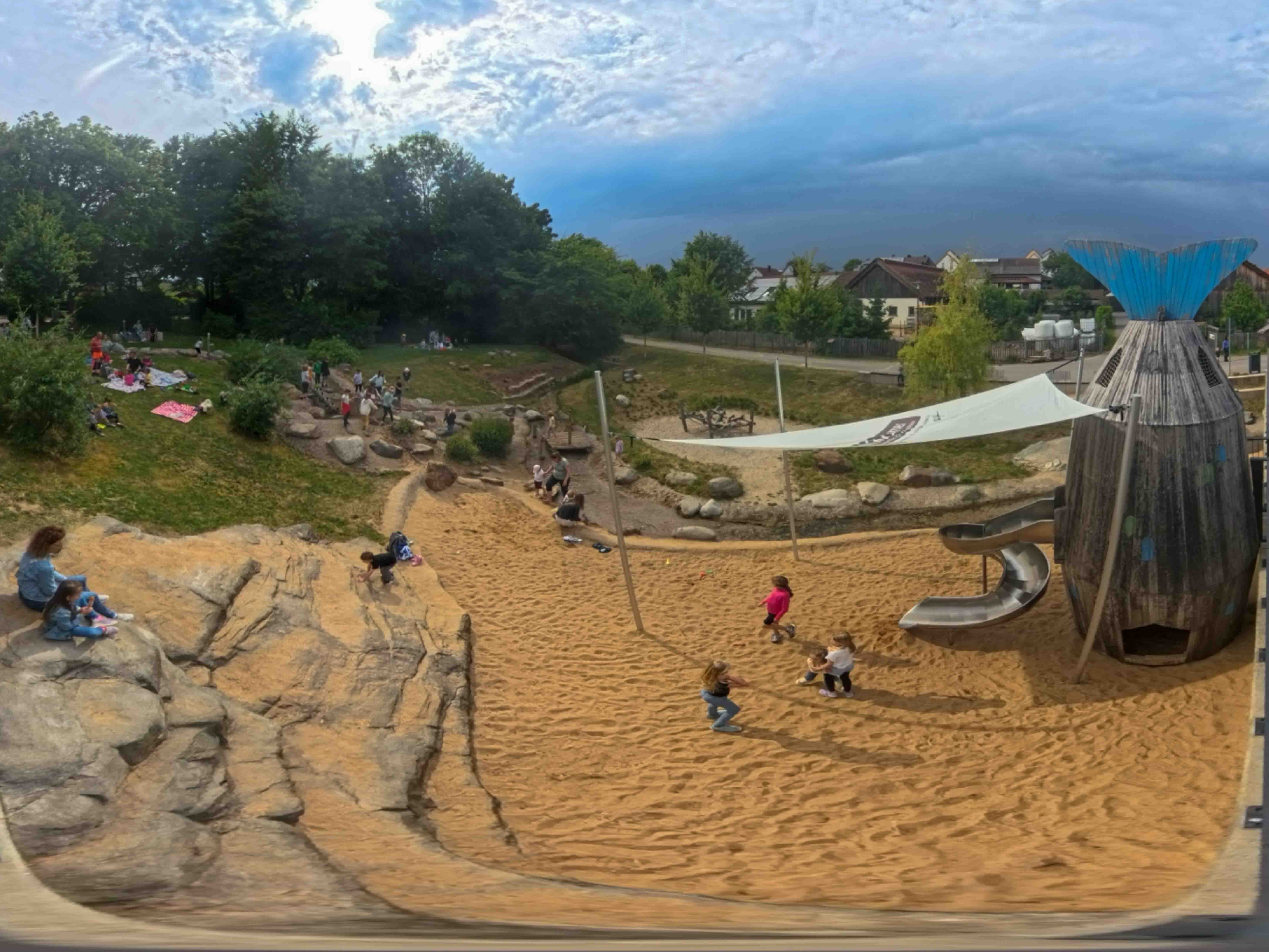 Spielplatz mit Menschen und einem blauen Wal Spielplatz mit Menschen und einem blauen Wal