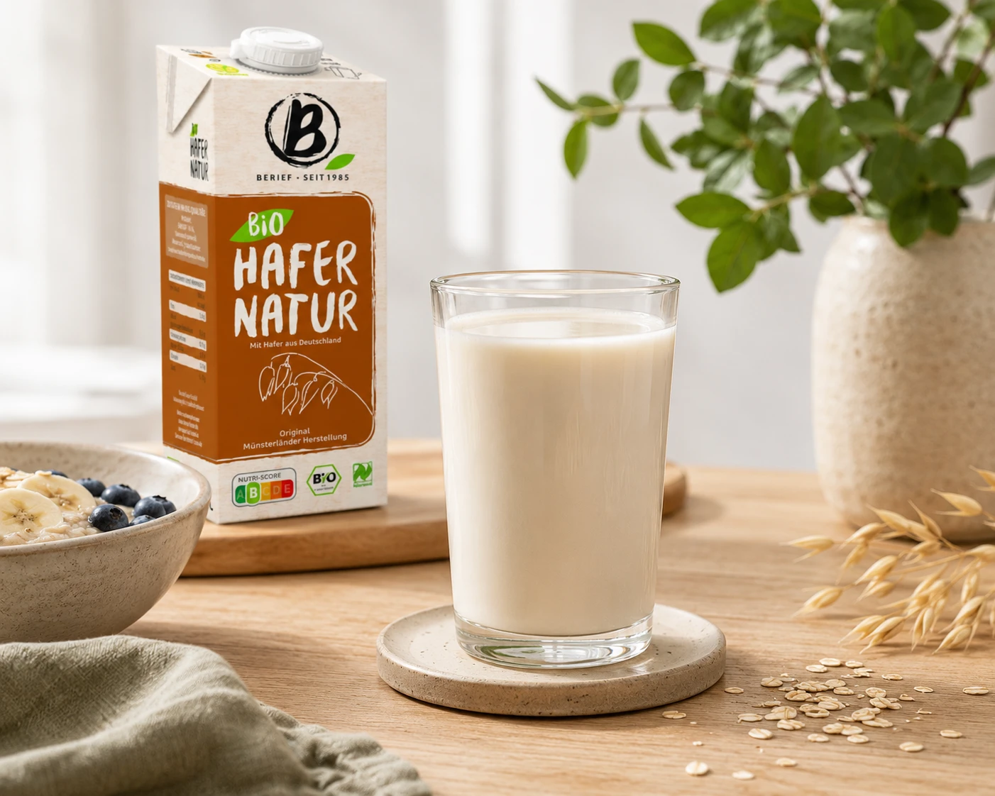 Ein Glas Milch neben einem Milchkarton Ein Glas Milch neben einem Milchkarton