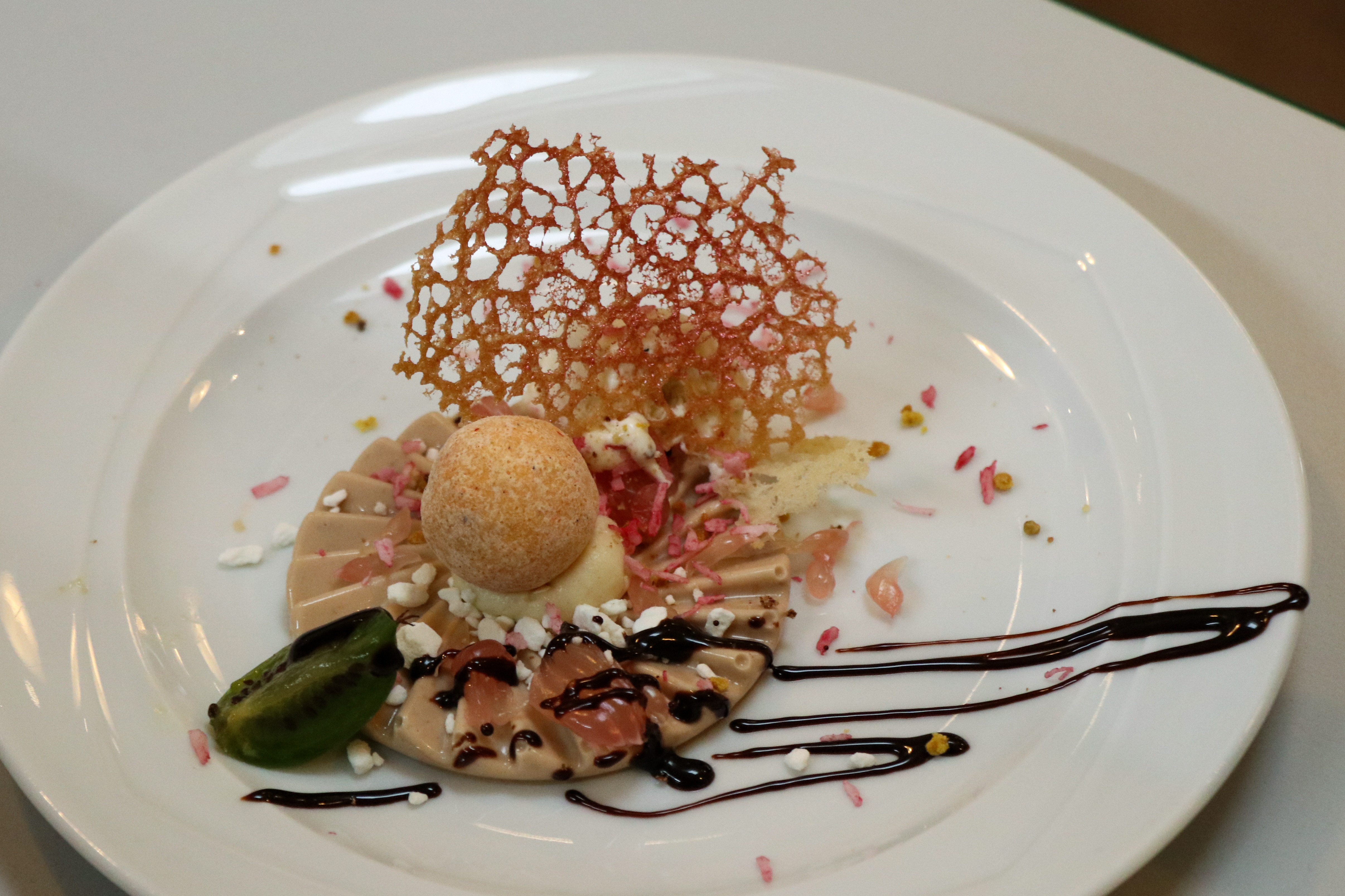 Dessert mit Eis und Schokodekoration Dessert mit Eis und Schokodekoration