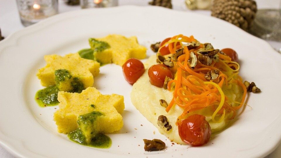 Konsistenz-adaptierte Kost auf einem Teller.  Konsistenz-adaptierte Kost auf einem Teller.