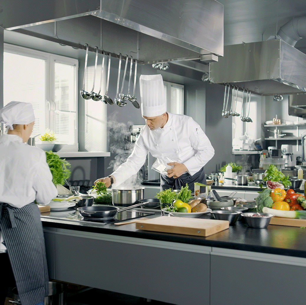 zwei Köche beim kochen Zwei Köche in einer Küche beim Kochen.