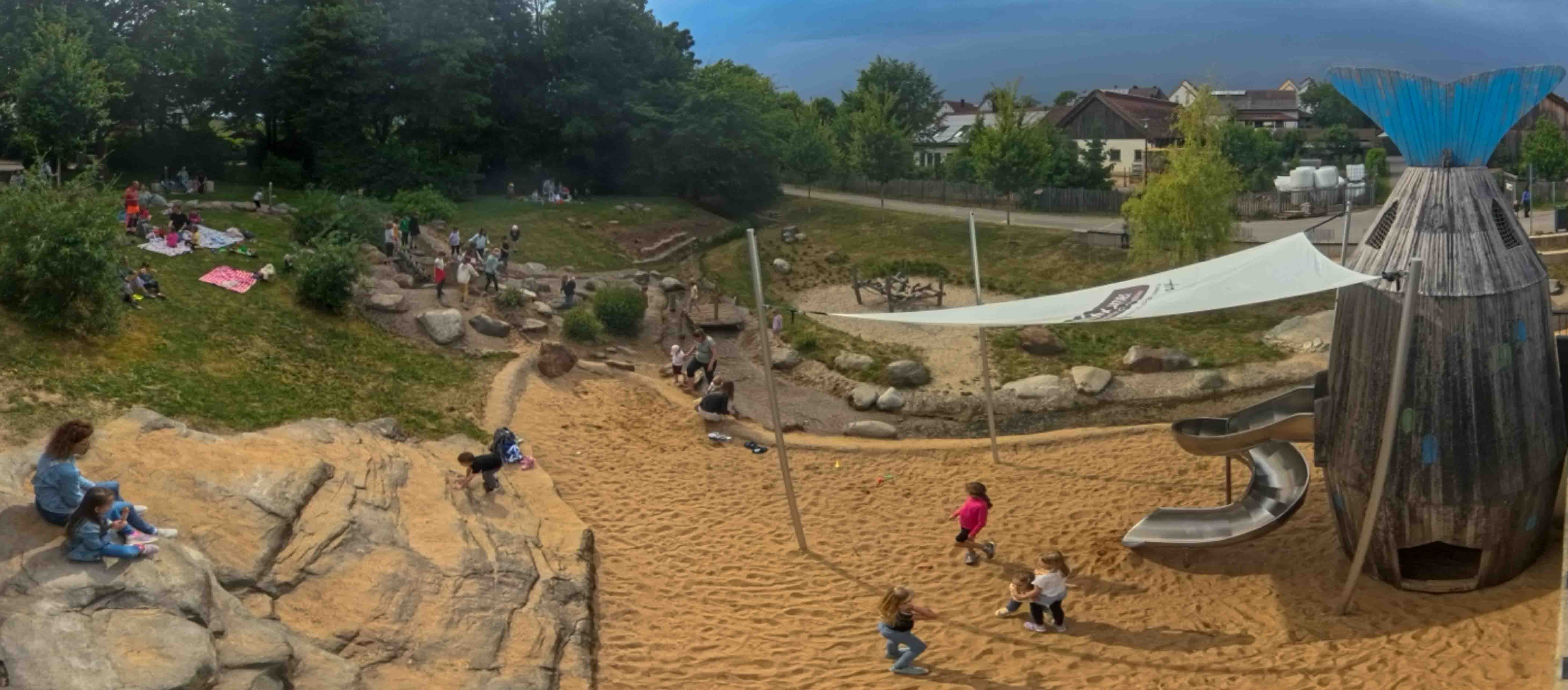 Spielplatz mit Menschen und einem blauen Wal Spielplatz mit Menschen und einem blauen Wal