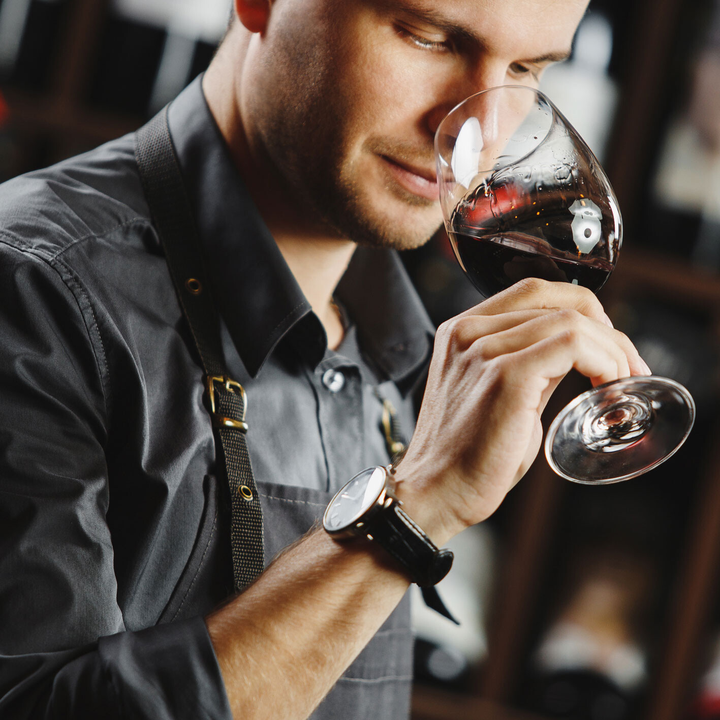 Workshop Wein, Sensorik & Service Ein Mann riecht an einem Glas Wein.