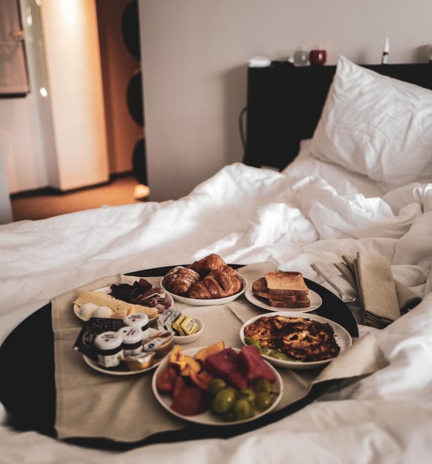 Tablett mit Essen auf einem Bett