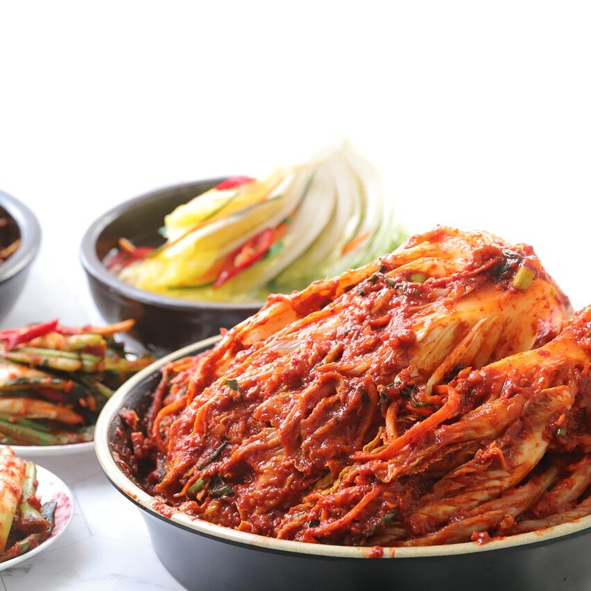 Eine Gruppe von Schüsseln mit verschiedenen Speisen. Eine Gruppe von Schüsseln mit verschiedenen Speisen.