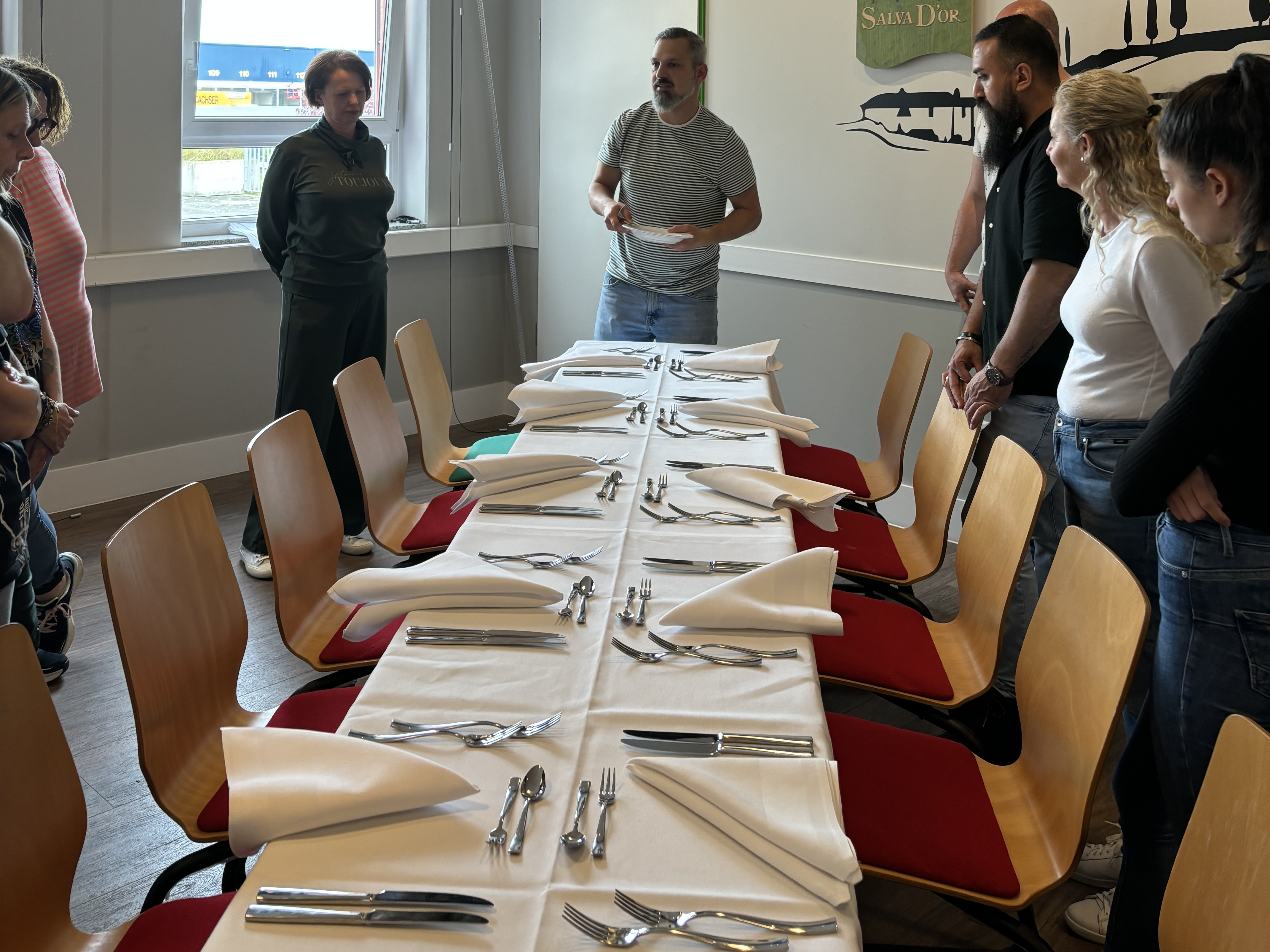 Workshop-Teilnehmer lernen Tische eindecken