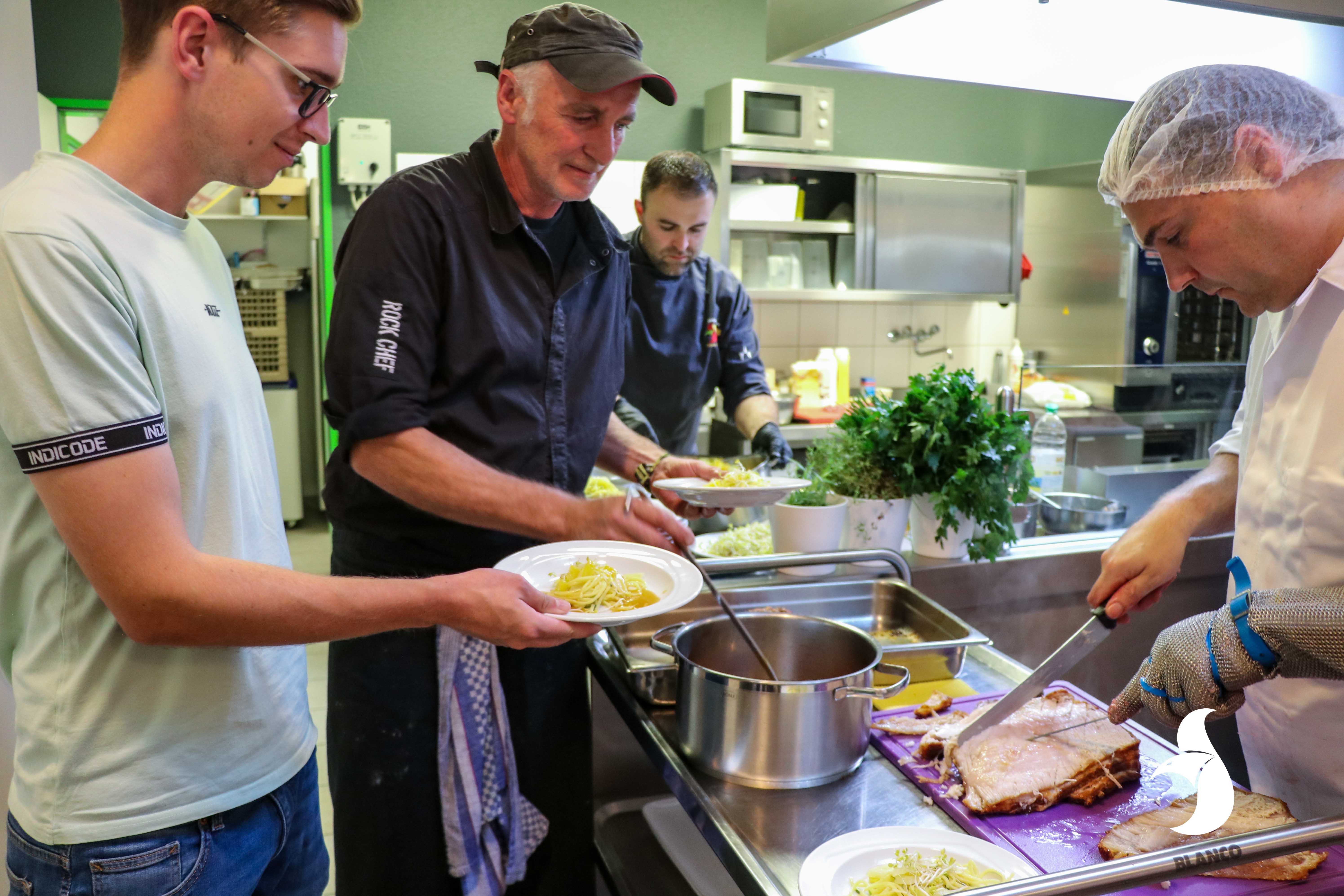 Workshop-Teilnehmer holen sich etwas zu Essen