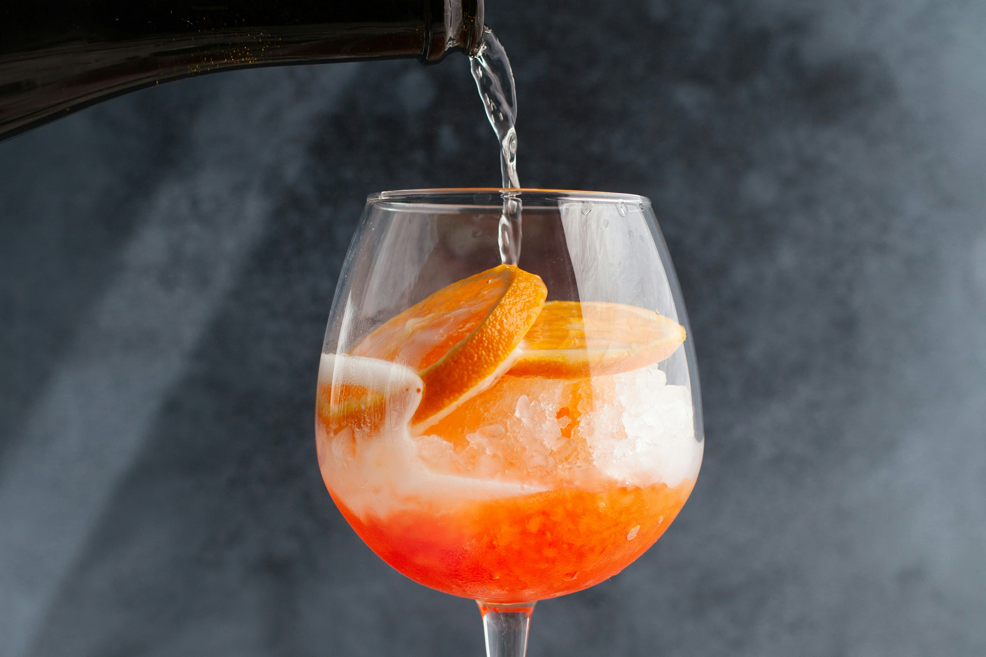 Aperol Spritz wird in einem Glas zubereitet Aperol Spritz wird in einem Glas zubereitet