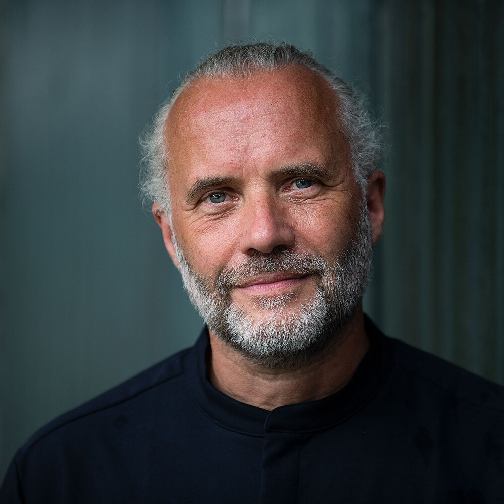 Ein Teller mit Steaks und Kräutern.