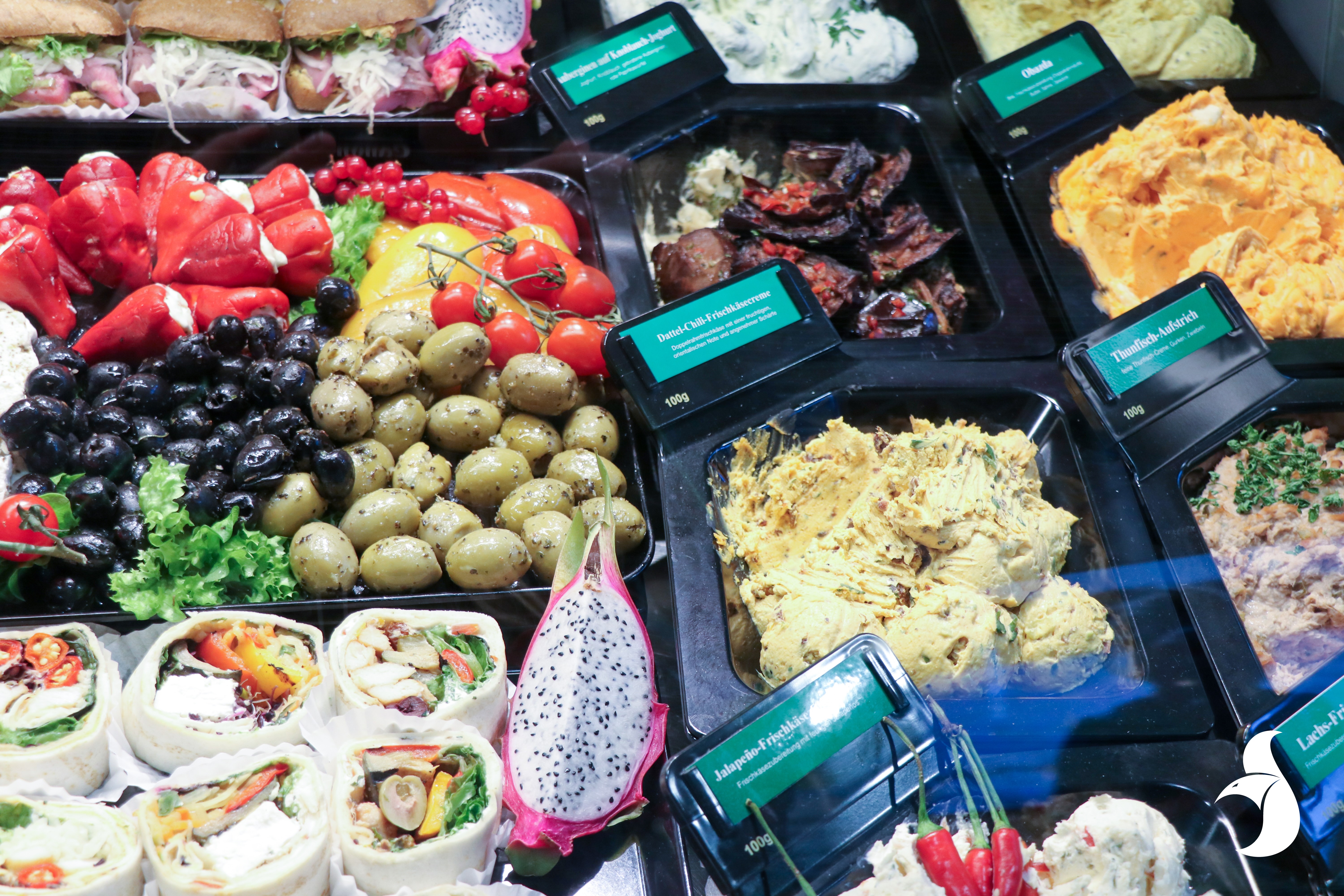 Tablett mit verschiedenen Speisen auf einem Tisch